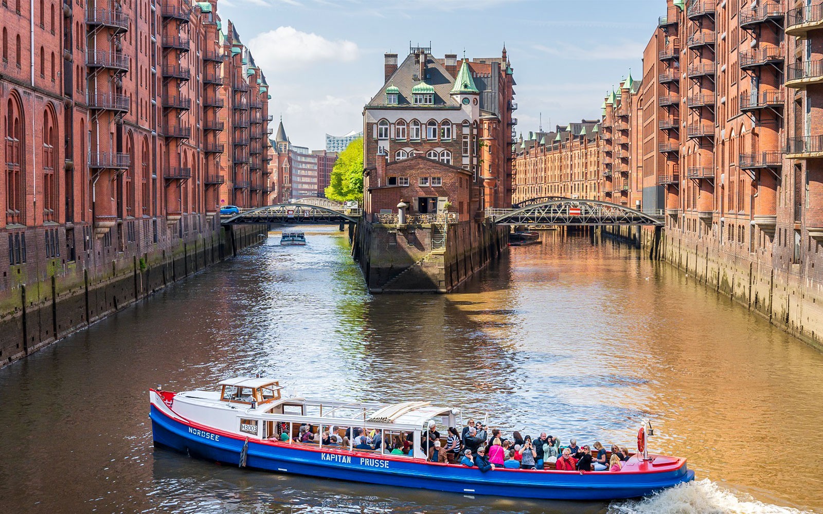 Havnerundfart, der passerer gennem det historiske Speicherstadt-distrikt i Hamborg.