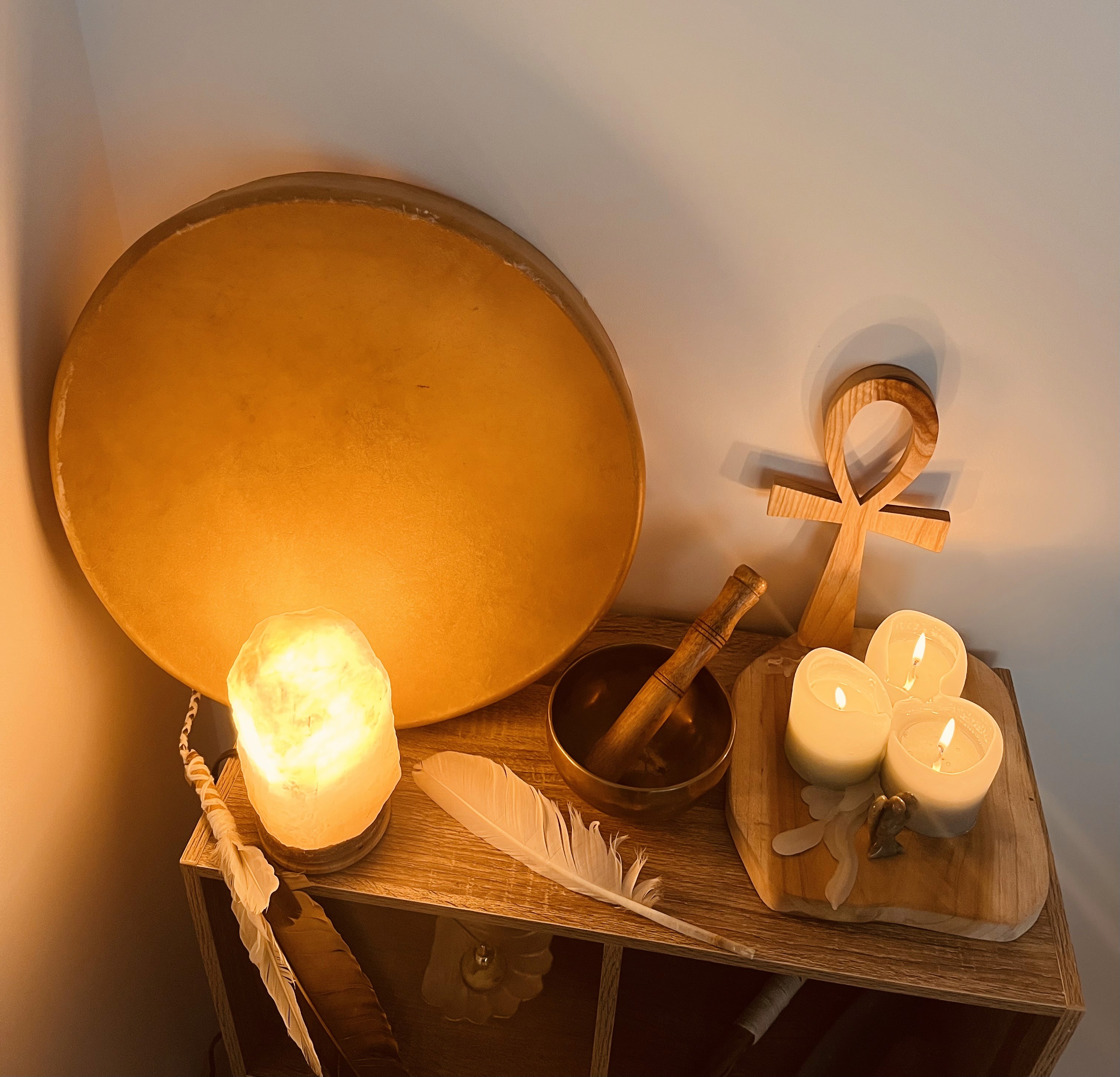 Séance de kinésiologie à Hasparren – test musculaire réalisé par Céline Neiva pour identifier les déséquilibres énergétiques du corps.
