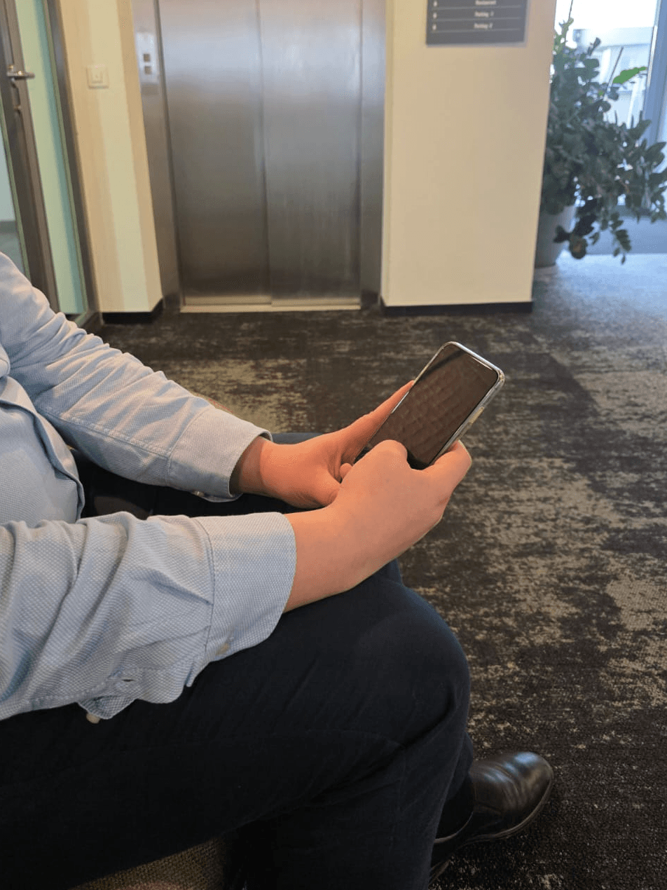 Gast führt Check-In per Smartphone durch