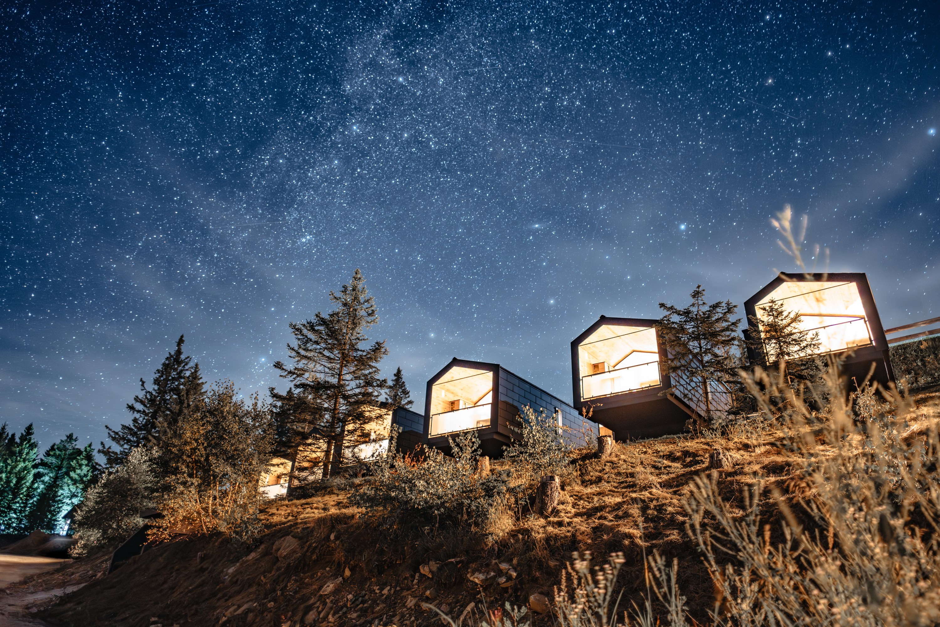 Außenansicht Brandlalm Exclusive Chalets bei Nacht.