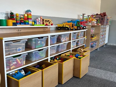 Police s plastovými úložnými boxy na hračky