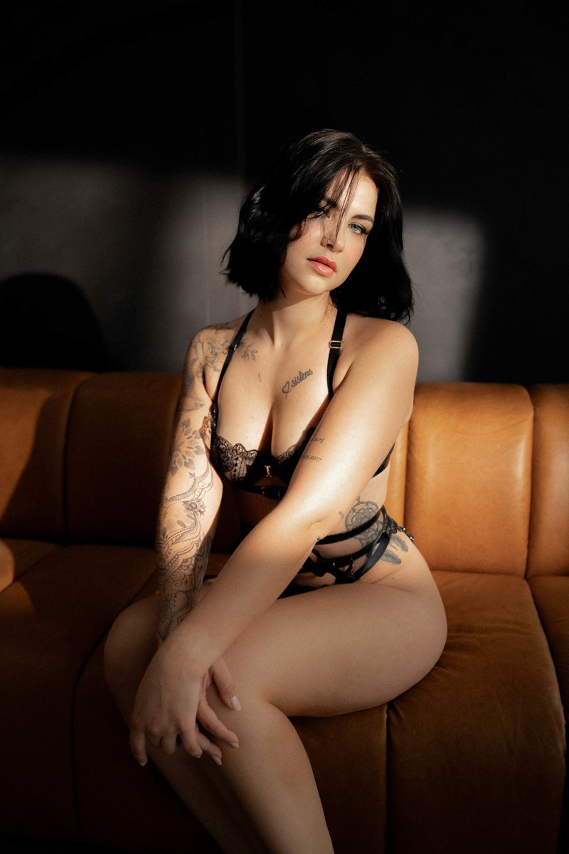 Luxurious boudoir photography in Solothurn, Switzerland by Ramona Fotografie.