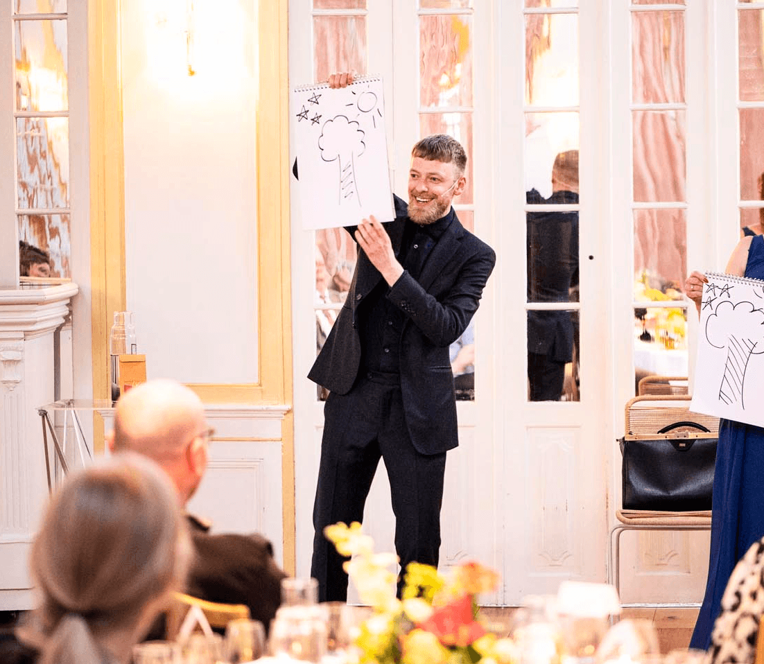 Mikkel Karlsen underholder til fødselsdagsfest