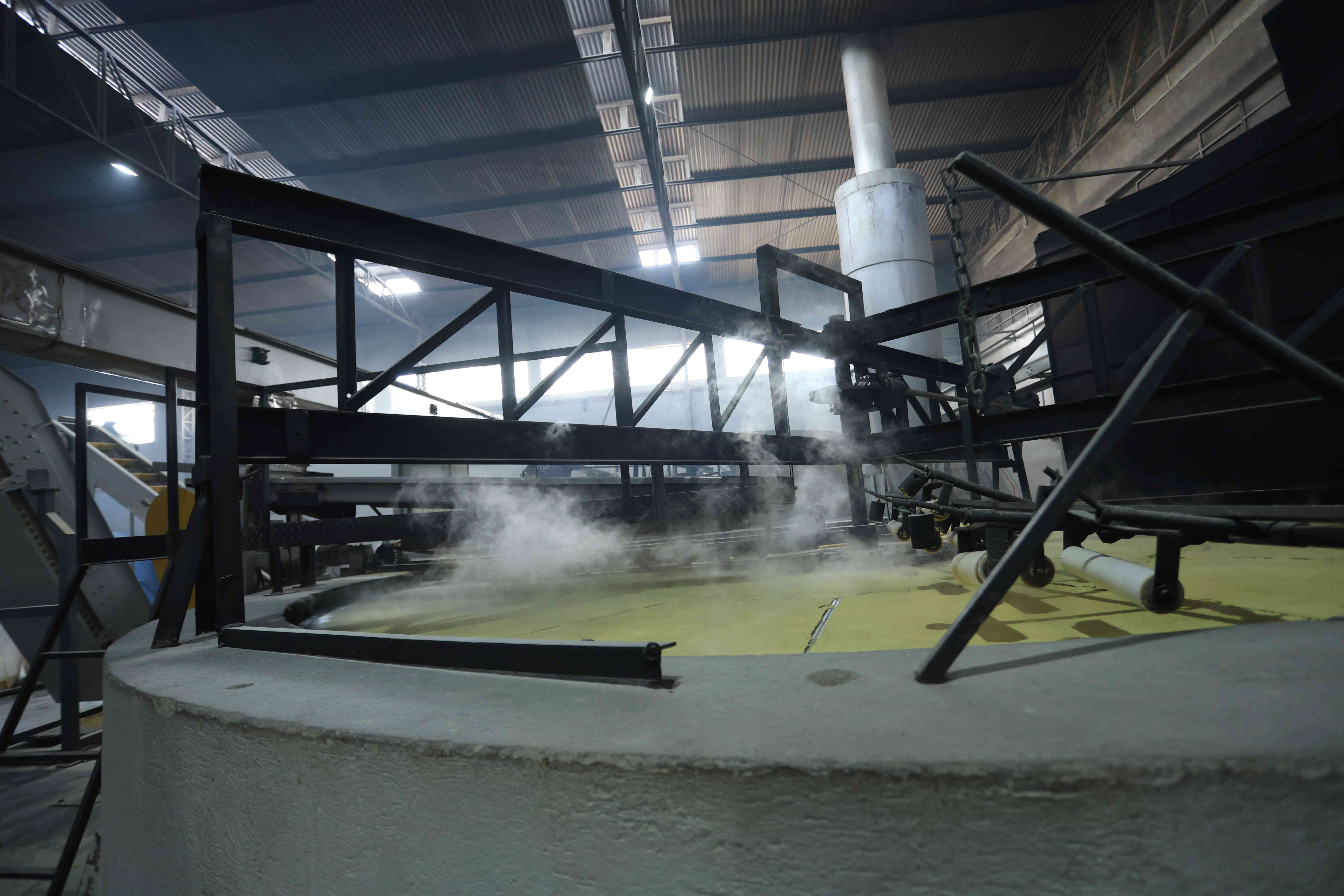Galpão industrial da CL Angelo com estrutura metálica ao fundo