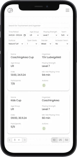 Mockup der CoachingArea-Oberfläche, die ein Suchwerkzeug für Turniere, Funino-Festivals, Ligen und Freundschaftsspiele anzeigt. Filter oben ermöglichen es den Nutzern, ihre Suche nach Zeitraum, Altersgruppe, Spielstärke, Teamgröße (5 gegen 5), Fläche (Naturrasen), freien Plätzen, Geschlecht und Inklusionsteam zu verfeinern. Darunter enthalten die Ergebnisse Veranstaltungen wie den "CoachingArea Cup" (U11, Level 7, 13:00 am 24.11.2024, 7/8 Teilnehmer, 94 Minuten Netto-Spielzeit) und den "Kids Cup" (U11, Level 7, 09:00 am 30.11.2024, 5/6 Teilnehmer, 60 Minuten Netto-Spielzeit). Jede Auflistung bietet wichtige Details und Aktionen für weiteres Engagement. Das Werkzeug hilft den Nutzern, effizient geeignete Veranstaltungen zu finden, die auf ihre spezifischen Bedürfnisse zugeschnitten sind.