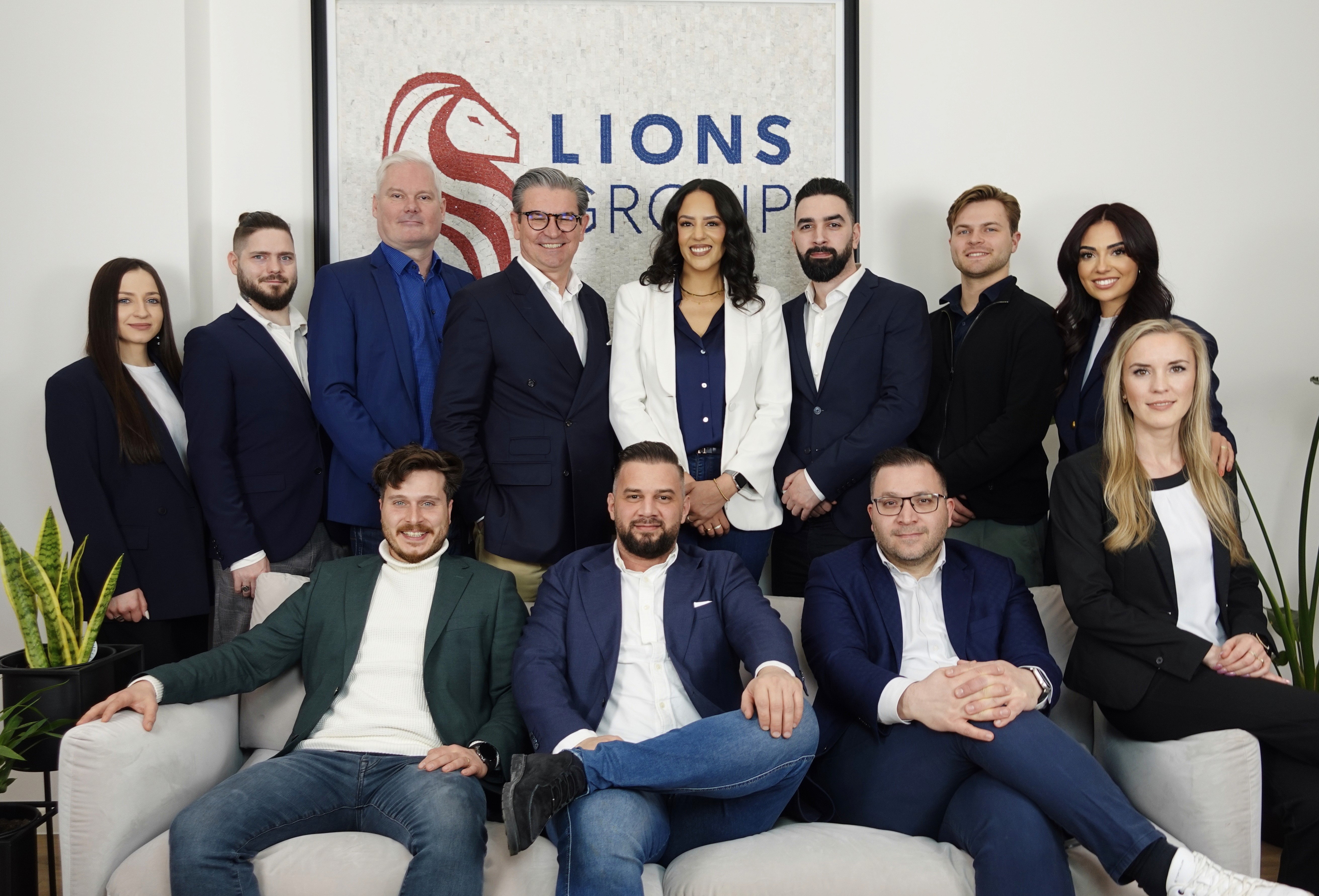 Lions Group Team beim Berliner Oldtimer-Event – Versicherungsmakler  Stand mit schwarzem Mercedes 300 SL und All-Risk Oldtimer-Versicherung