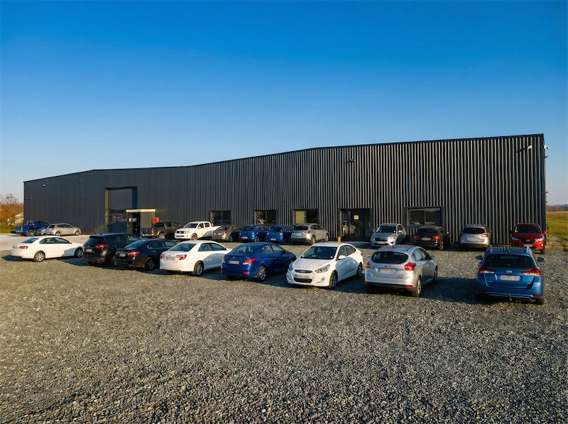 Facade du batiment d'entreprise de rayonnage