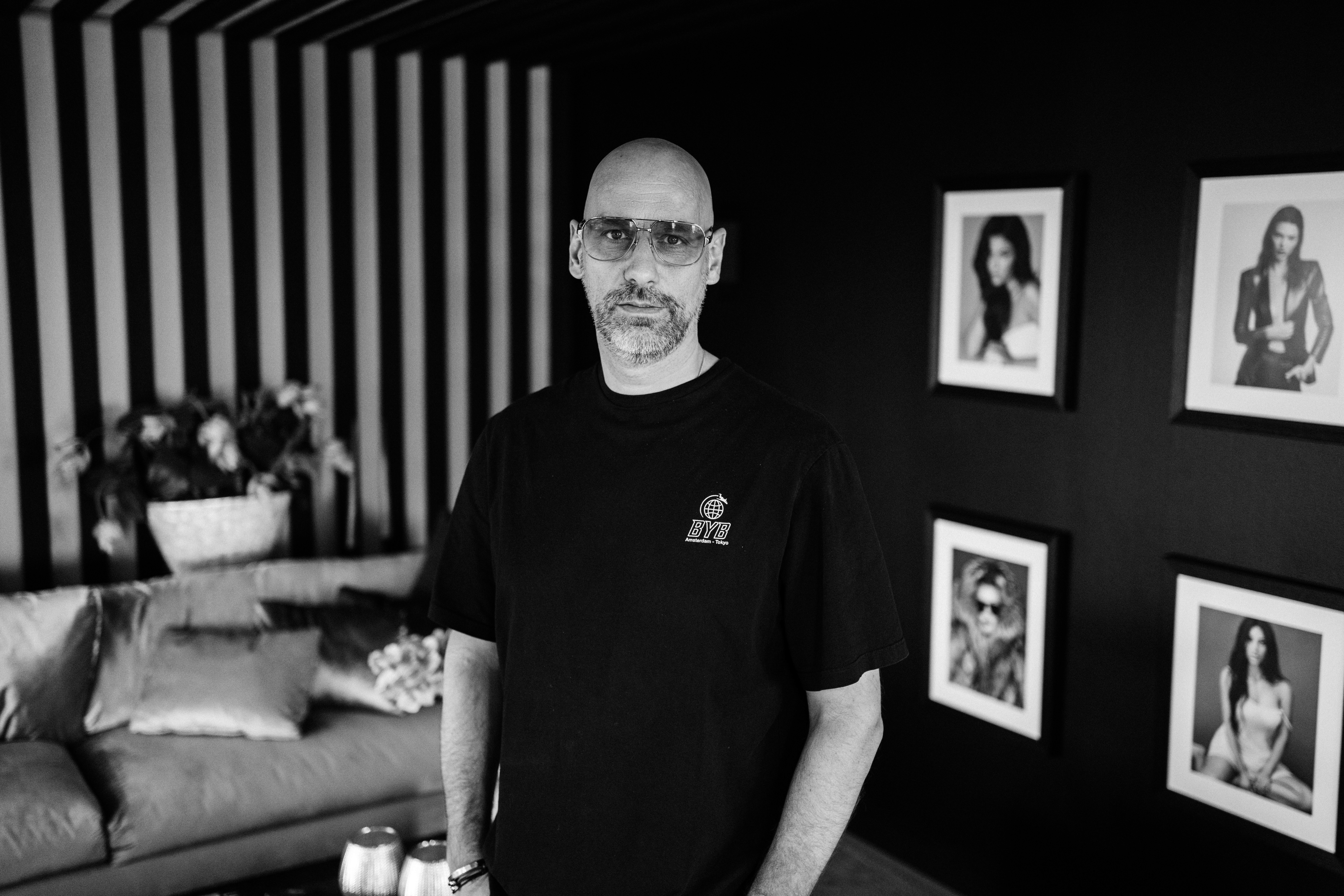 black and gray microphone stand