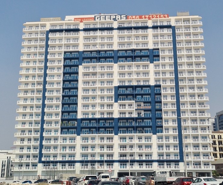 Wide exterior shot of Geepas Tower featuring available leasing units managed by expert agents.