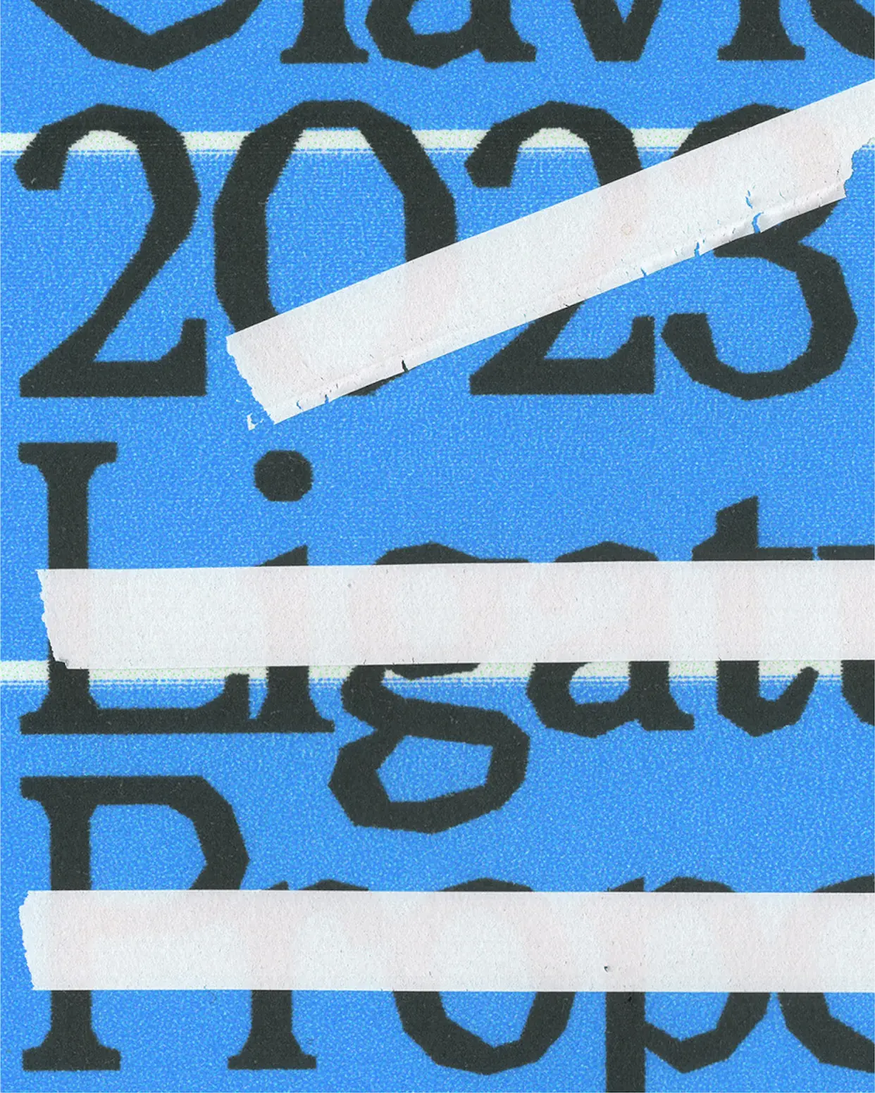 Gros plan sur une composition typographique bleue, partiellement masquée par des bandes de ruban blanc.