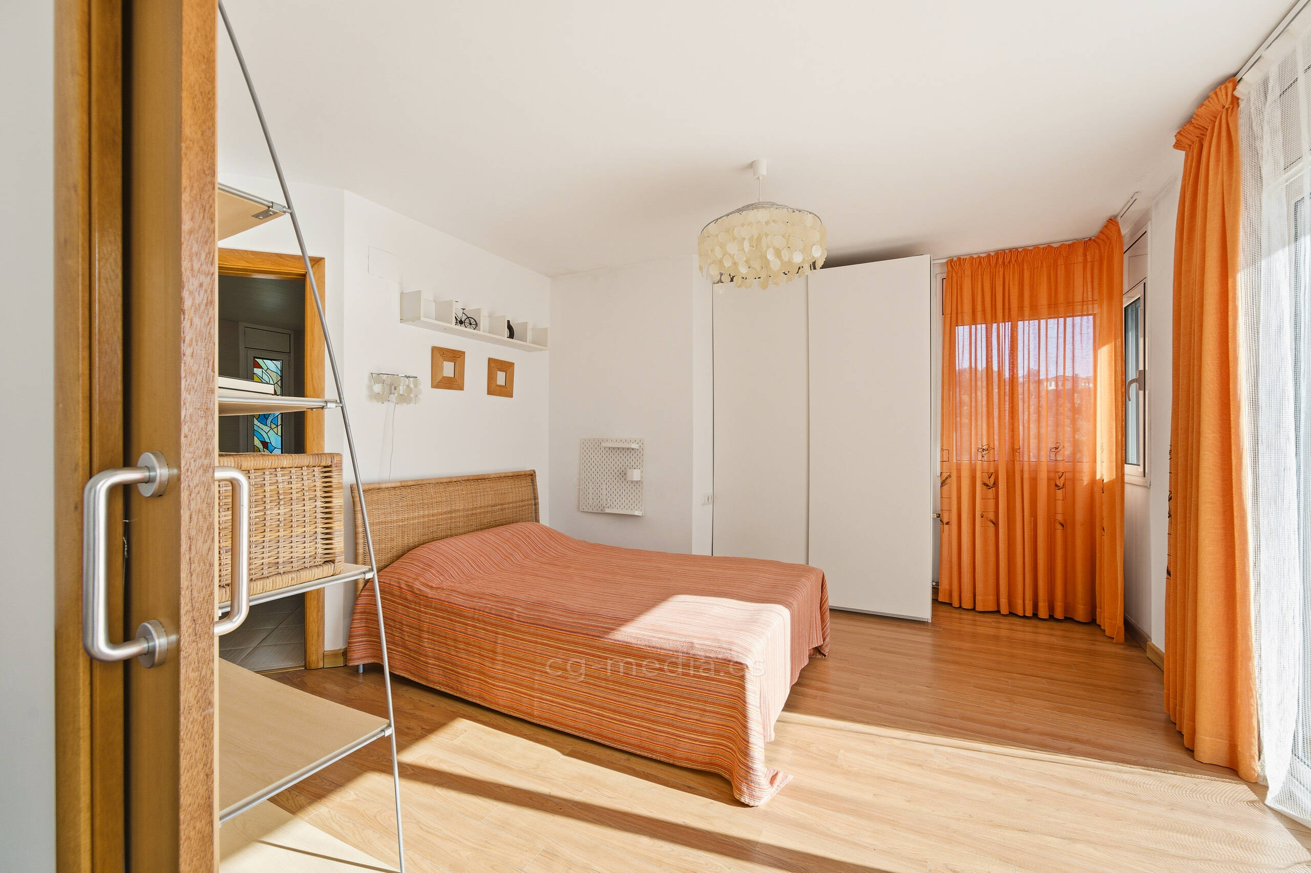 girl in black shirt and white hat