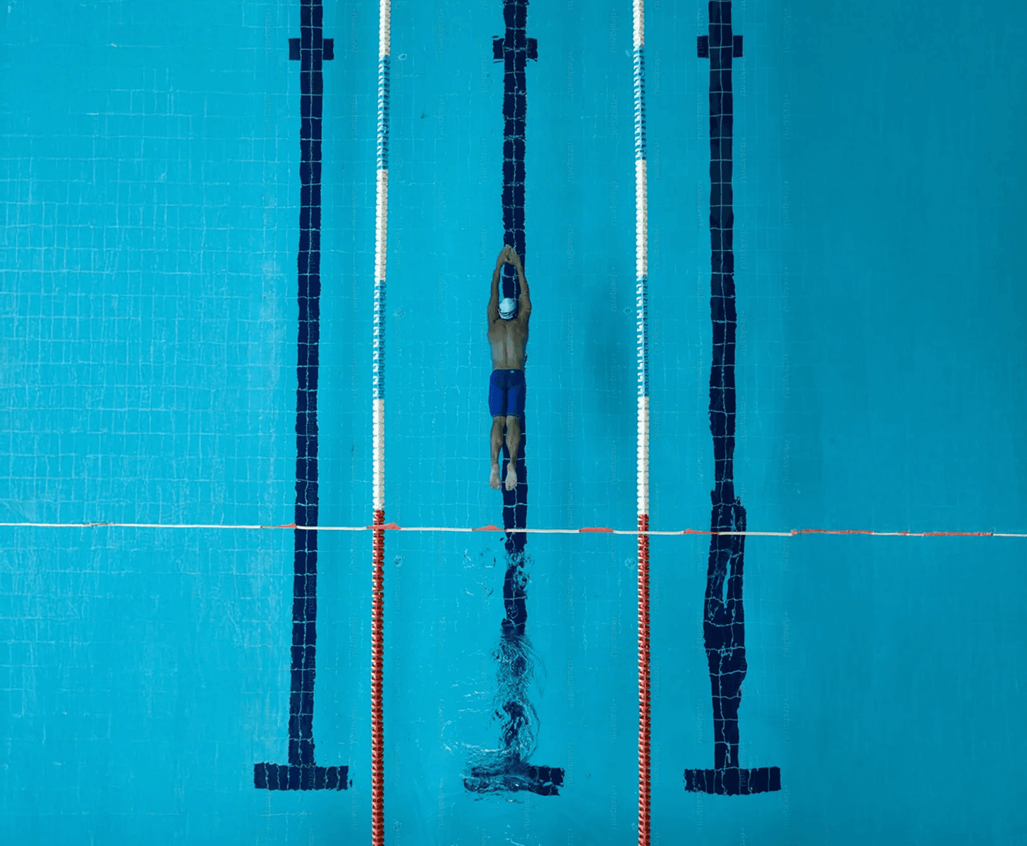 Svømmer i konkurransebasseng på Tøyenbadet