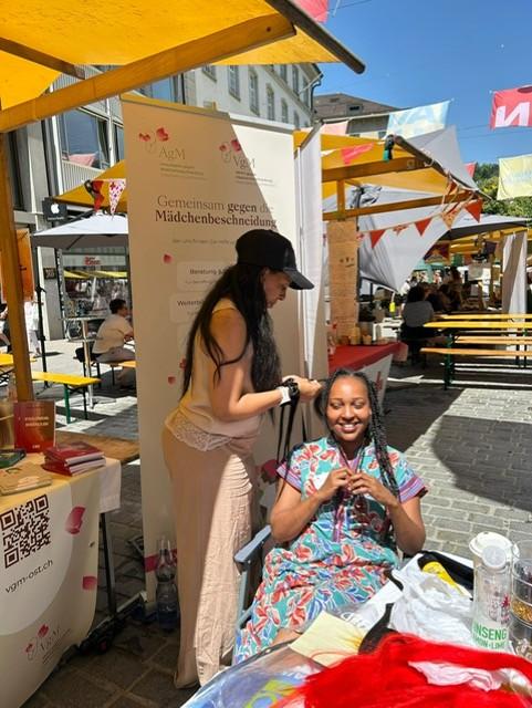 Haare flechten am Stand der AgM beim Fest der Kulturen in St.Gallen