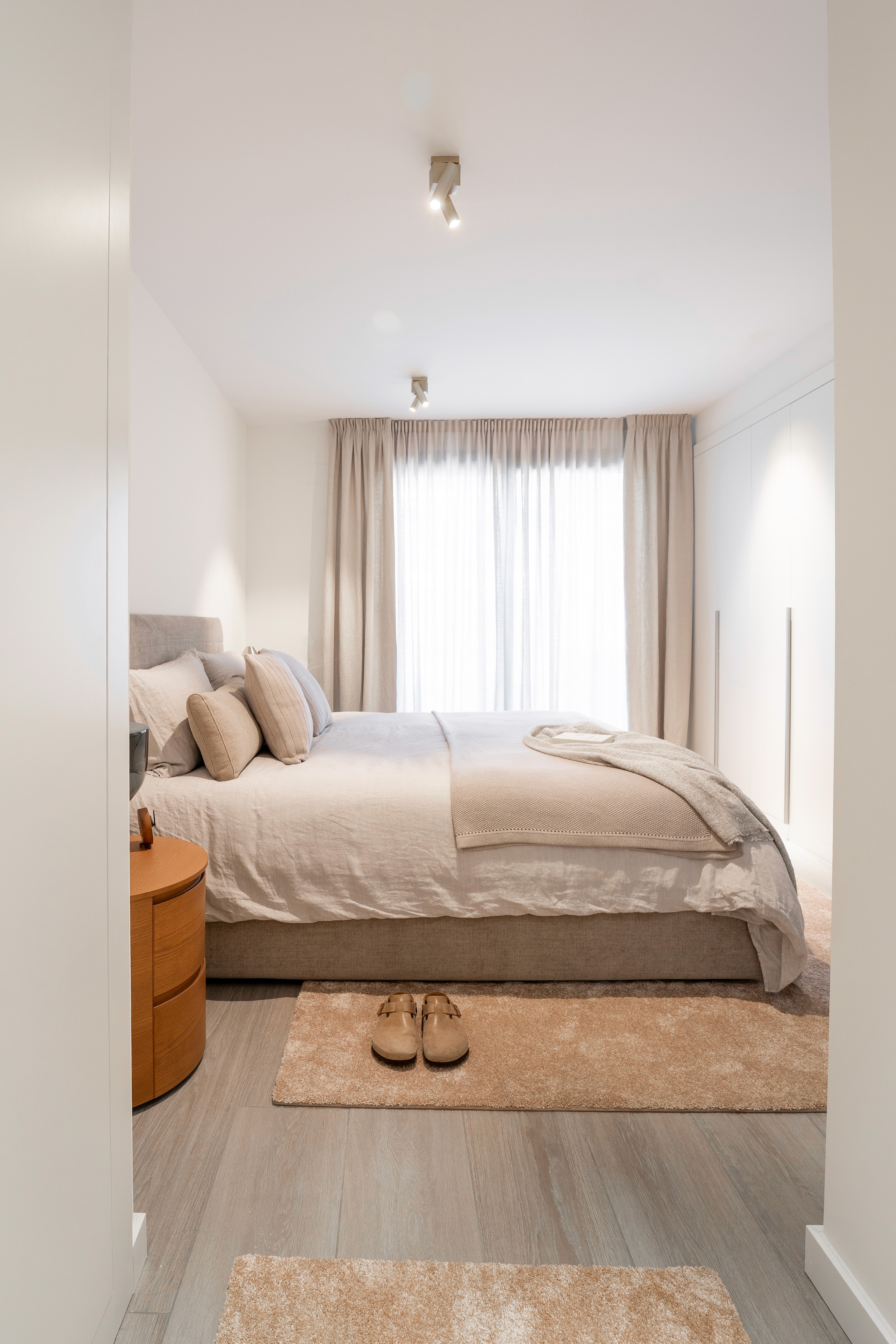 Dormitorio moderno con tonos neutros grises