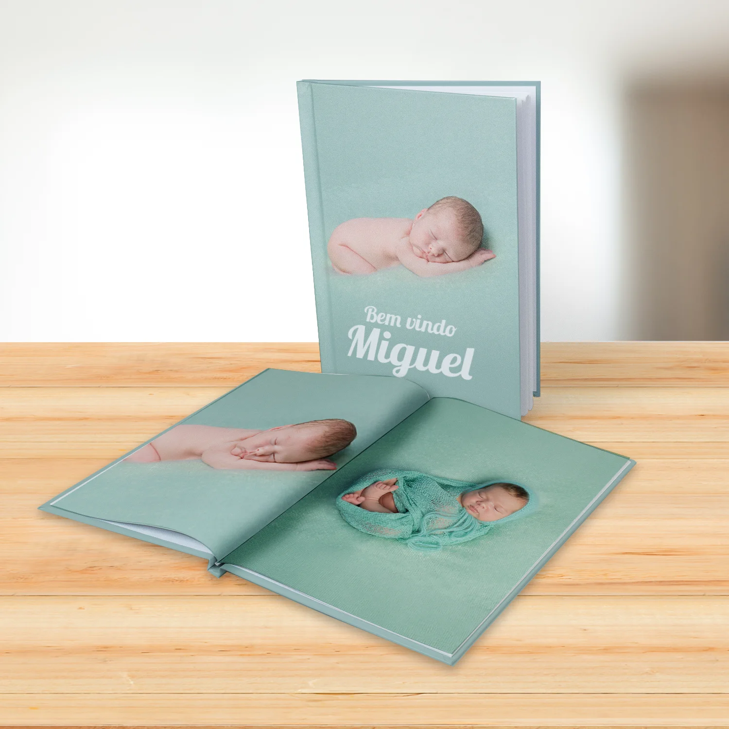 Fotolivro de capa dura no tamanho 30x30cm aberto e fechado em loop.