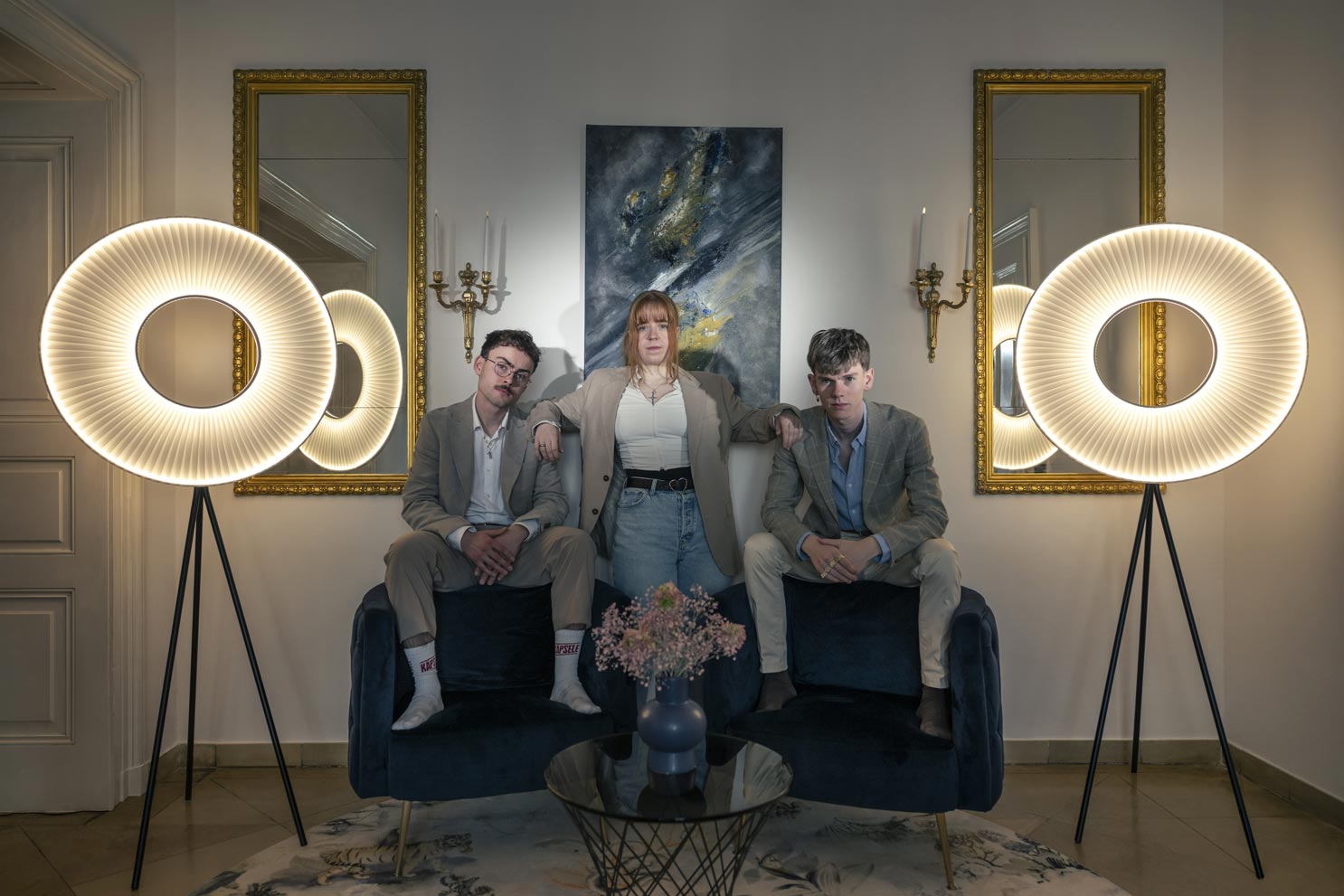 Dominik Türk und Jonathan Miehlich lachen mit Cocktails in einer Bar in Stuttgart.