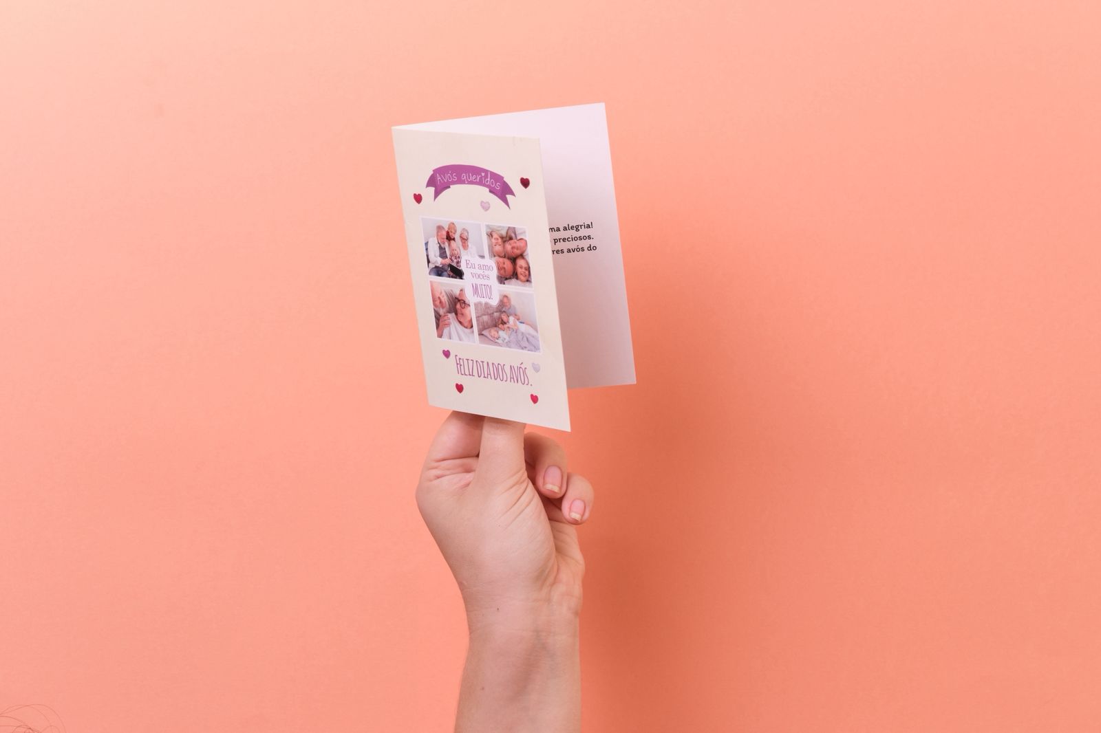 Pessoa segurando fotolivro com foto de mulher sorrindo ao ar livre, com a frase “Eu amo o Norte” escrita no canto da imagem