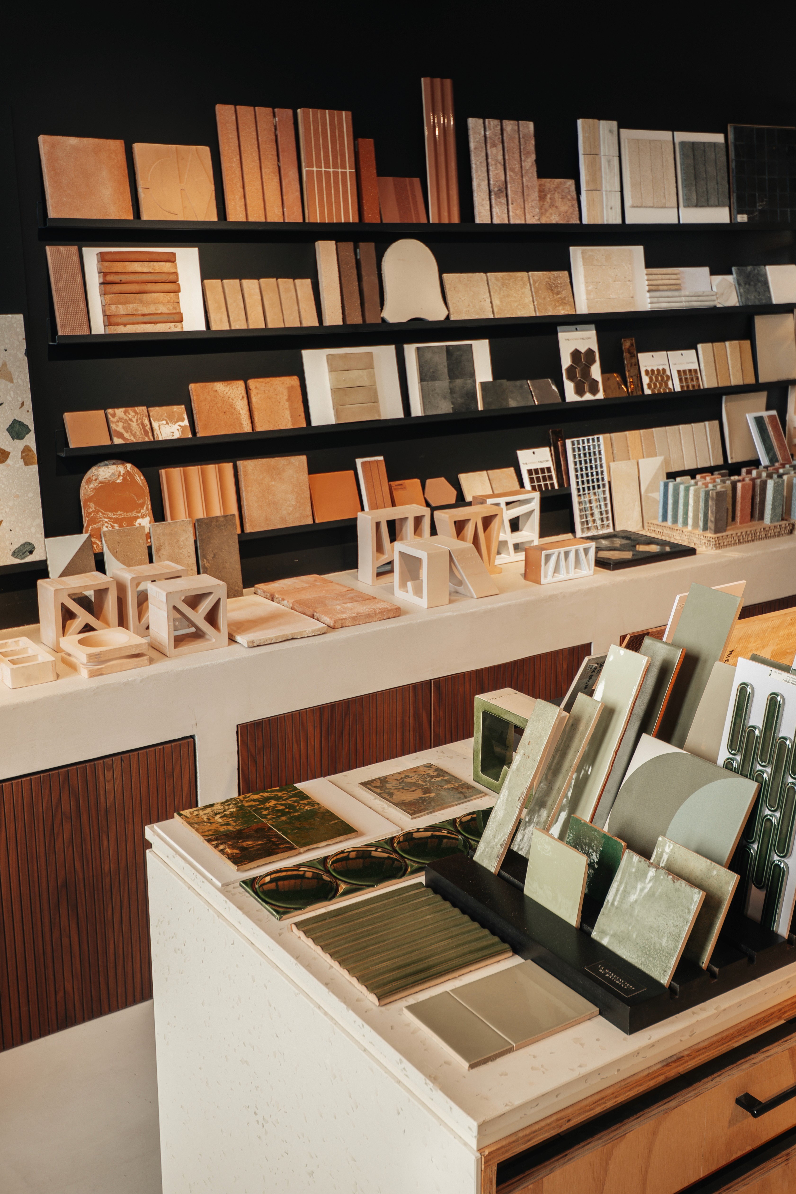showroom architecture intérieure, showroom matériaux, showroom design, matériauthèque, espace inspiration, showroom décoration, showroom mobilier, architecture intérieure Montpellier, agence d’architecture, design d’intérieur, espace de conseil, projet clé en main, expérience client, showroom haut de gamme.  showroom Montpellier, matériauthèque Montpellier, showroom architecture Montpellier, showroom décoration Montpellier, showroom mobilier Montpellier, agence d’architecture Montpellier, architecte d’intérieur Montpellier, espace d’inspiration Montpellier, showroom Hérault, design intérieur Montpellier.  300 m² d’exposition, espace d’exposition, showroom de 300 m², parcours client, espace immersif, expérience showroom, lieu de découverte, univers matériaux, espace conseil, accompagnement personnalisé, lieu d’inspiration, espace professionnel, concept store architecture.  bibliothèque de matériaux, matériauthèque professionnelle, échantillons matériaux, palette de matières, textures et matières, matériaux naturels, matériaux nobles, matériaux durables, finitions architecturales, matériaux haut de gamme, sélection de matériaux, conseil matériaux.  papier peint panoramique, revêtements muraux, décoration murale, habillage architectural, design d’intérieur, ambiance intérieure, identité décorative, inspiration décoration, scénographie intérieure, univers créatif, architecture intérieure haut de gamme.  bois naturel, pierre naturelle, travertin, marbre véritable, céramique, zelliges, terrazzo, métal, textiles d’ameublement, matériaux authentiques, matériaux premium, matières décoratives, finitions sur mesure.  architecture intérieure, décoration intérieure, design d’espace, projet résidentiel, rénovation haut de gamme, construction neuve, habitat d’exception, conception sur mesure, architecture contemporaine, aménagement intérieur personnalisé.  mobilier sur mesure, mobilier design, agencement personnalisé, mobilier intégré, rangements sur mesure, menuiserie sur mesure, design fonctionnel, optimisation des espaces, architecture intérieure haut de gamme, détail architectural.  moodboard, planche tendance, direction artistique, harmonie des matières, choix des couleurs, ambiance intérieure, identité du projet, design émotionnel, décoration sur mesure, personnalisation des espaces, cohérence architecturale.  accompagnement client, conseil en architecture intérieure, conseil décoration, choix des matériaux, sélection du mobilier, accompagnement de projet, expertise architecturale, expérience personnalisée, conception collaborative, suivi de projet.  expérience immersive, espace inspiration, lieu de création, showroom expérientiel, projection du projet, visualisation des ambiances, découverte des matières, expérience sensorielle, espace de conception, showroom interactif, parcours client personnalisé.  artisanat, savoir-faire, fabrication locale, artisans partenaires, excellence des finitions, détail architectural, qualité des matériaux, design raffiné, architecture responsable, circuits courts, création sur mesure.  architecte Montpellier, architecte d’intérieur Montpellier, showroom architecture Montpellier, showroom décoration Montpellier, matériauthèque Montpellier, rénovation haut de gamme Montpellier, agence d’architecture Montpellier, architecte Hérault.  architecte Nîmes, architecte d’intérieur Nîmes, showroom matériaux Nîmes, showroom décoration Nîmes, agence d’architecture Nîmes, architecte Gard.  architecte Perpignan, architecte d’intérieur Perpignan, showroom matériaux Perpignan, showroom décoration Perpignan, agence d’architecture Perpignan, architecte Pyrénées-Orientales.  architecte Occitanie, showroom architecture intérieure, matériauthèque de 300 m², showroom matériaux et mobilier, espace inspiration, bibliothèque de matériaux, architecture intérieure et décoration, matériaux nobles, papier peint panoramique, conseil en matériaux, accompagnement personnalisé, choix des finitions, design d’intérieur haut de gamme, showroom Montpellier, expérience client immersive, rénovation haut de gamme, habitat d’exception, agence d’architecture Montpellier, concept store architecture et design, sélection de matériaux sur mesure, espace de création et d’inspiration.