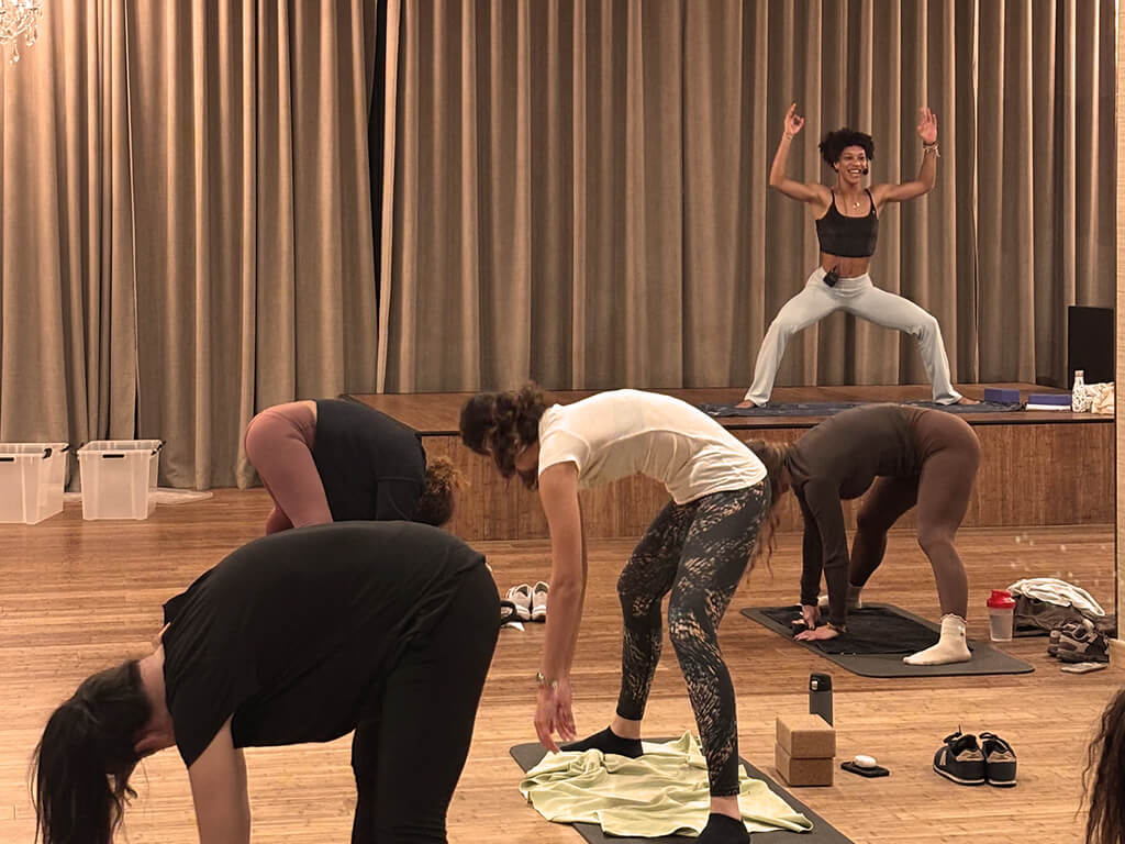 Cours de yoga en salle de sport