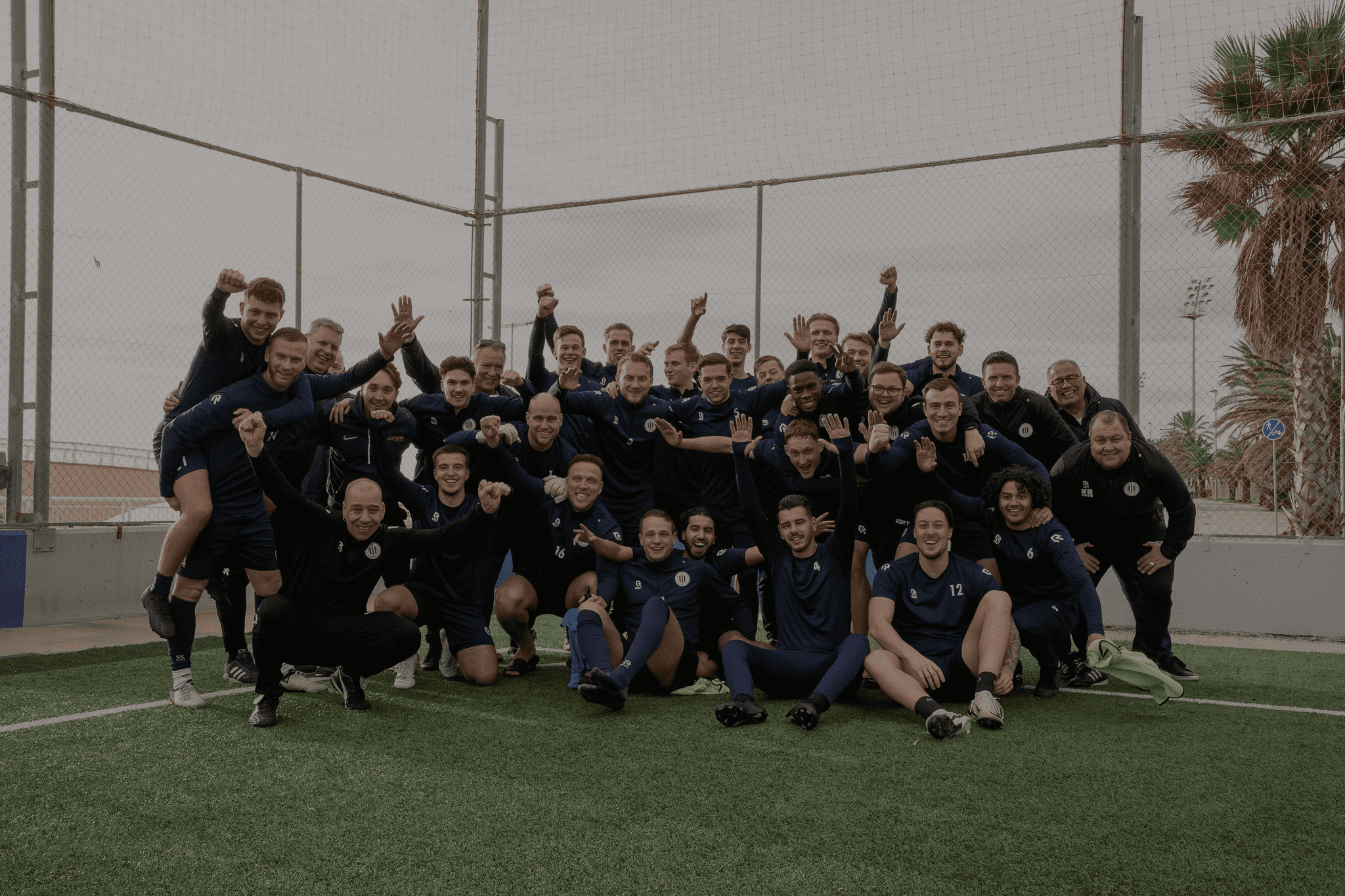 Groep voetballers op voetbalveld in Barcelona, perfect voor een sportieve groepsreis.