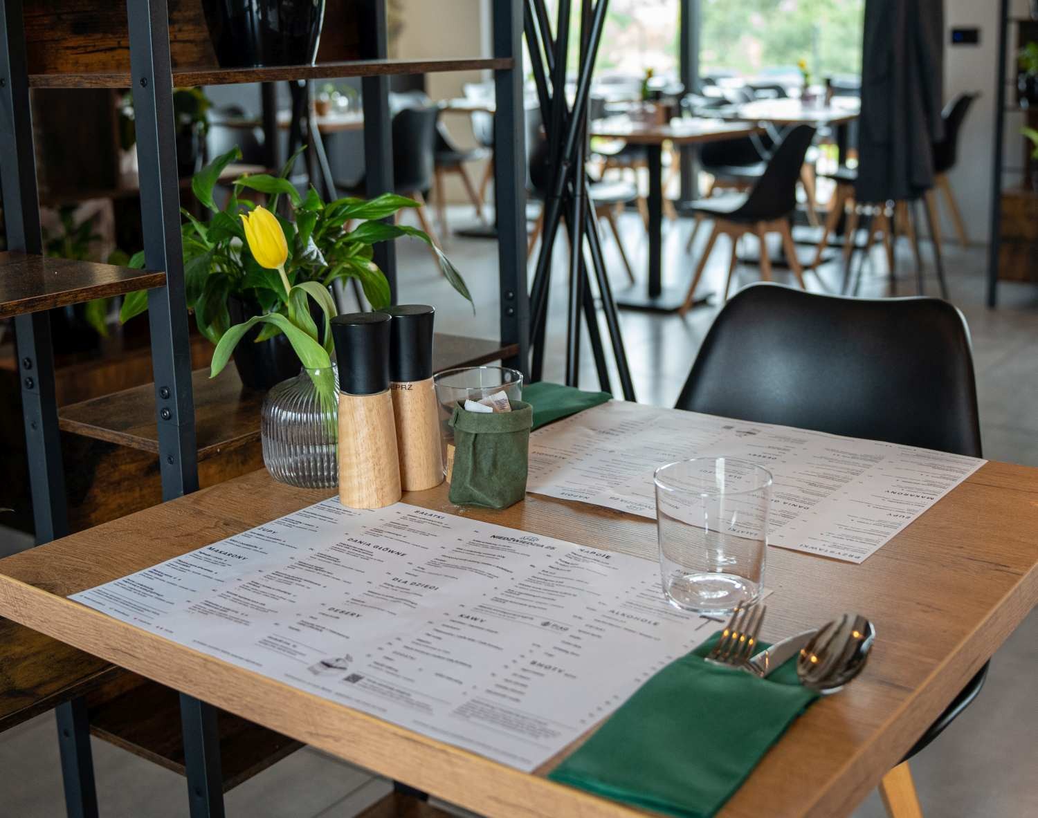 kameralne spotkanie biznesowe restauracja Poznań mały stolik