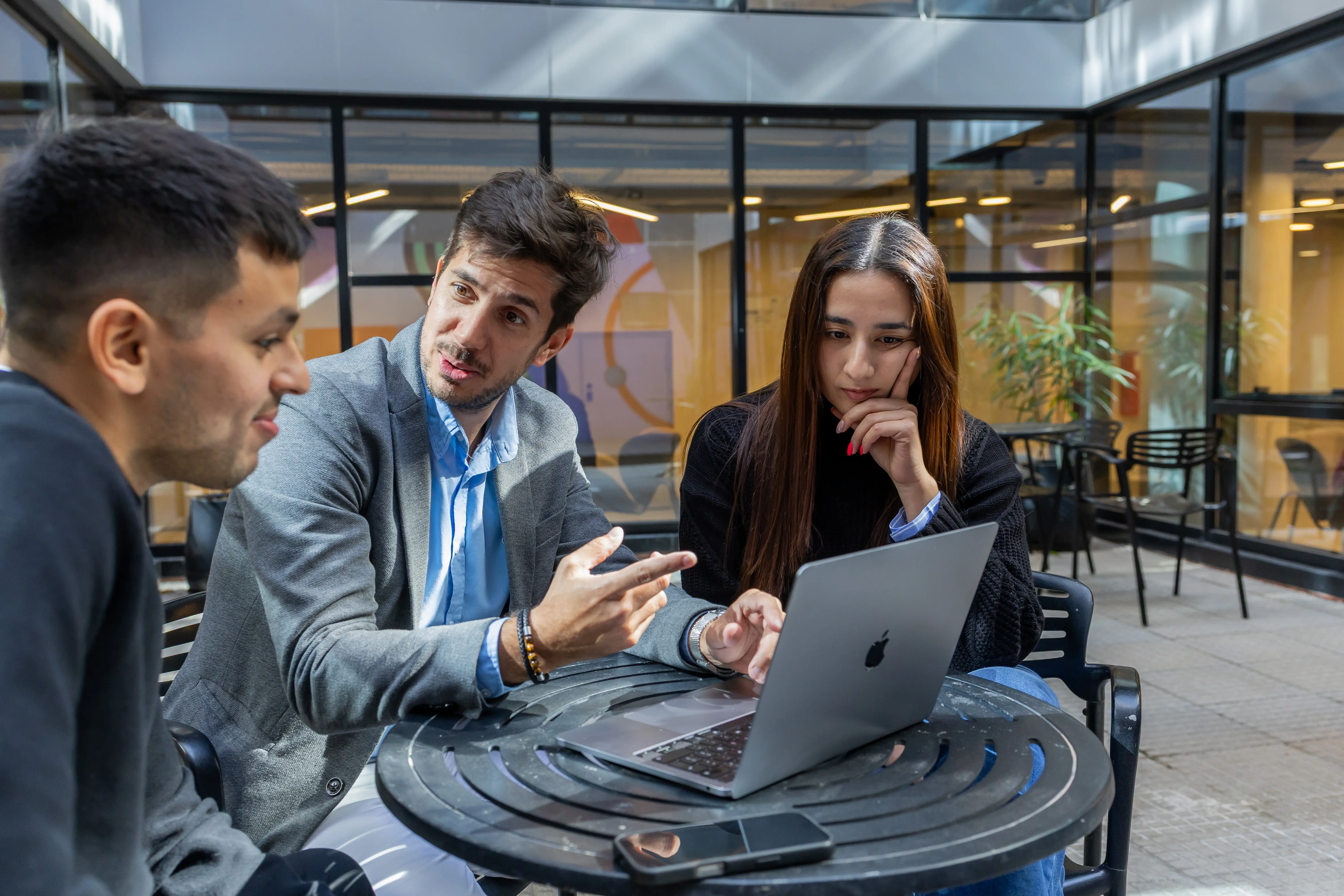 Empleados de Asap Consulting en reunión