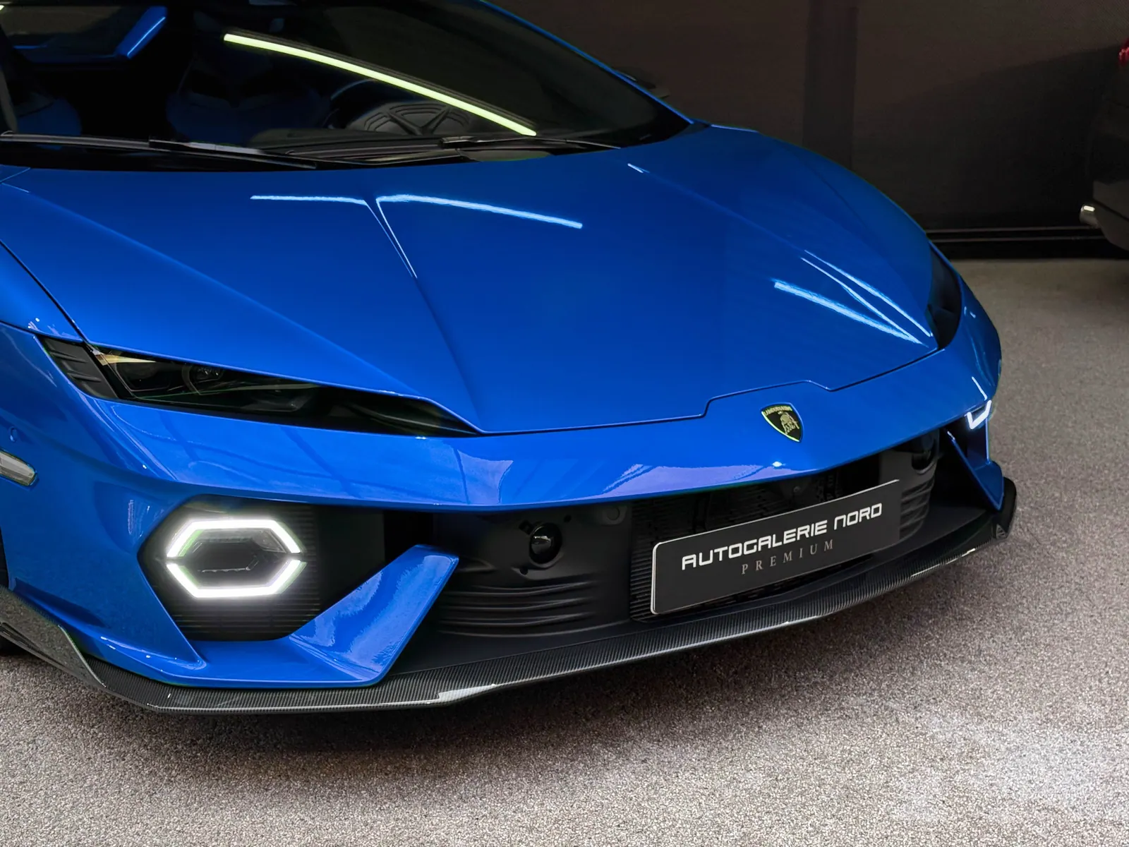 Lamborghini Temerario im Showroom von ROSSWERK in Hamburg