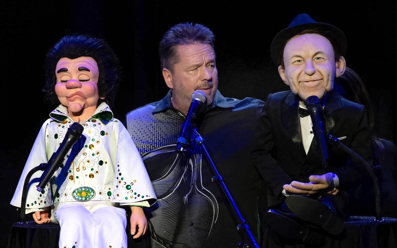 Terry Fator apresenta o seu famoso espetáculo 'Um Homem, Cem Vozes, Mil Risadas' em Las Vegas, destacando o seu talento único de imitação de vozes
