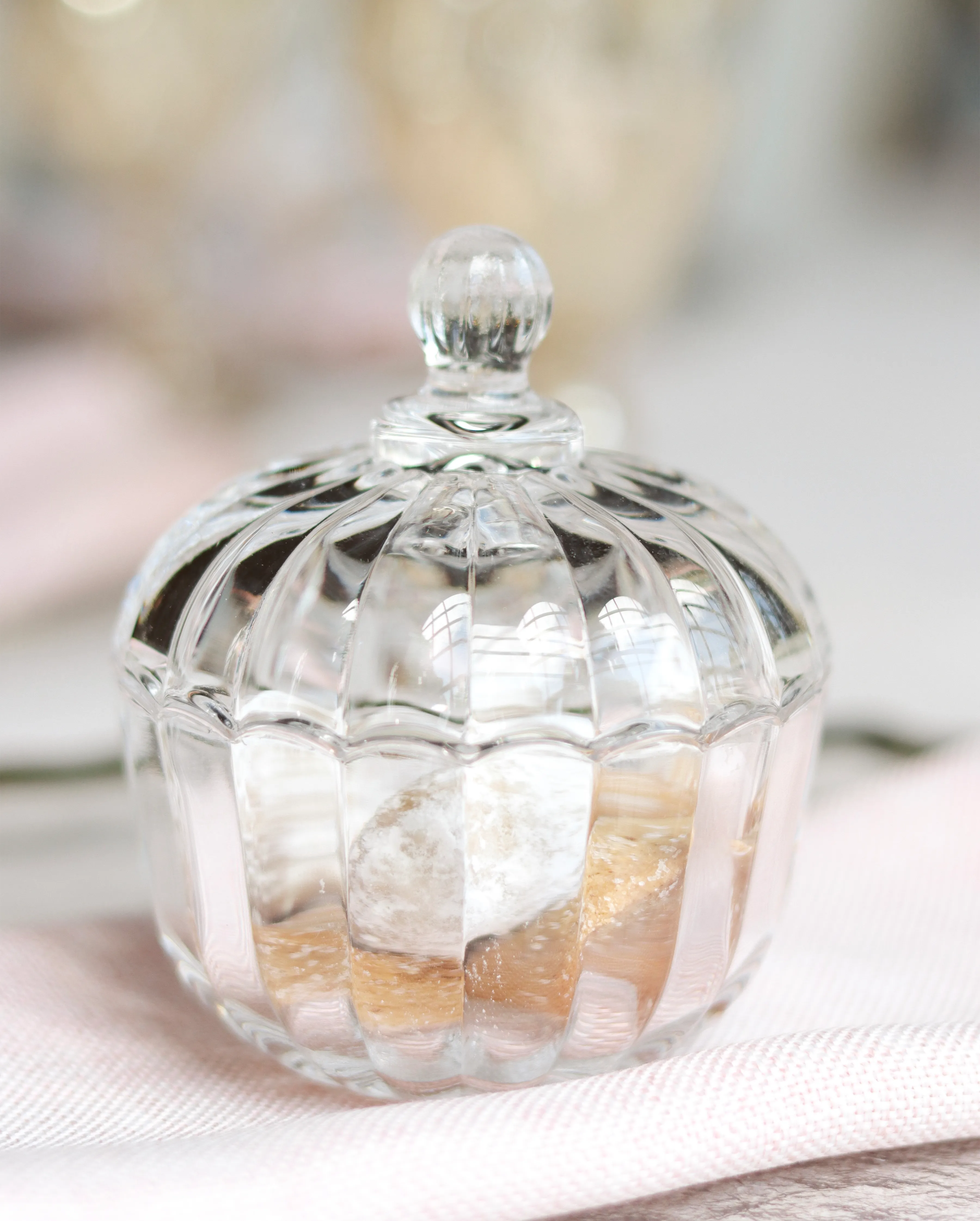Frasco de cristal con galletas sobre servilleta rosa