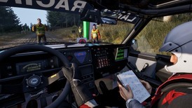 Vue cockpit d’une voiture de rallye avec pilote et copilote lisant les notes, interface de spéciale – Assetto Corsa Rally PC Steam.