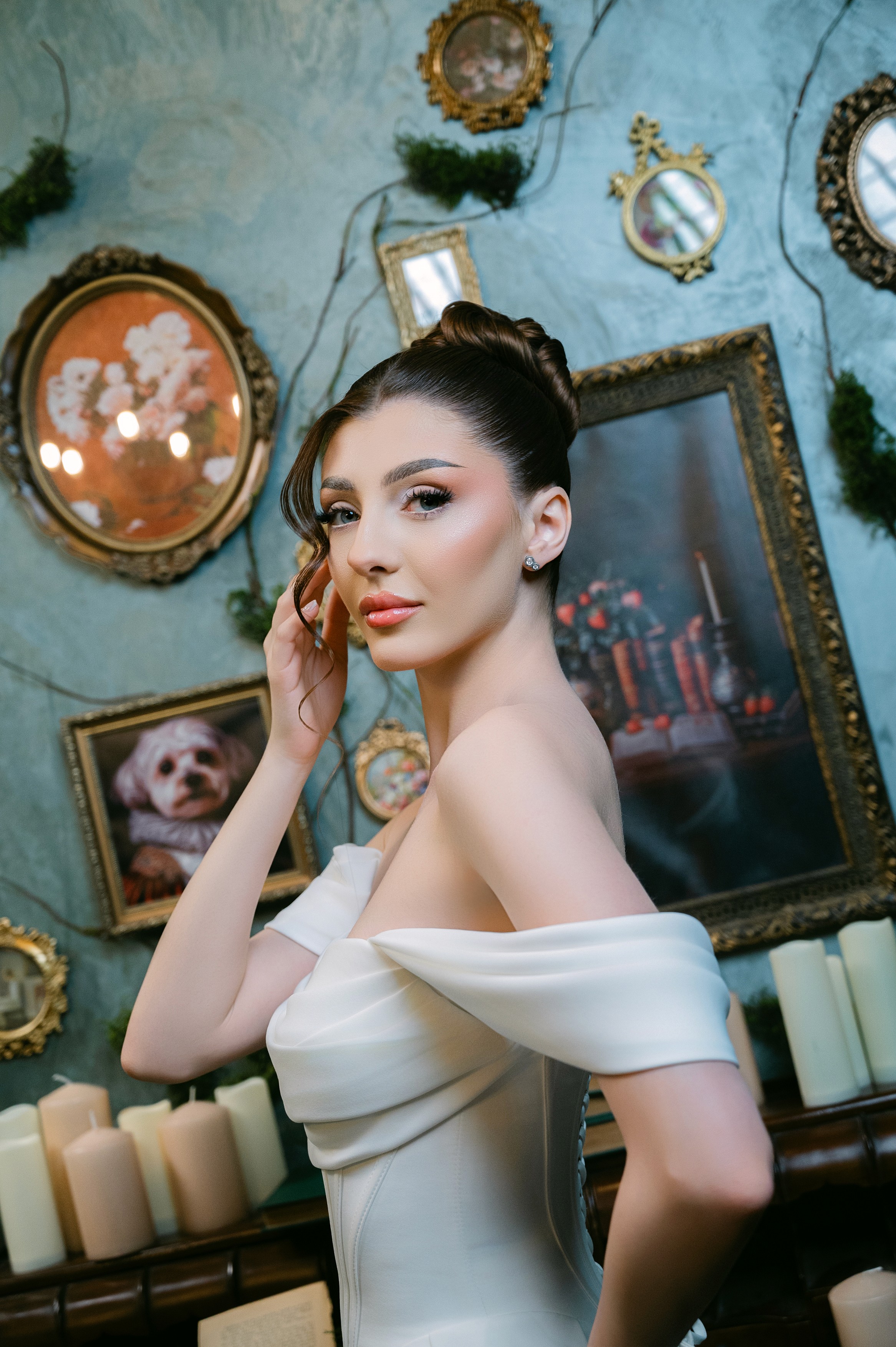 Portret de mireasă cu fundal vintage și lumină cinematică, fotografie de nuntă în București