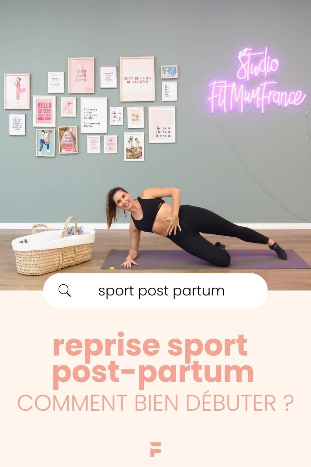 Une femme en tenue de fitness noire (brassière et legging) fait une planche latérale sur son genou gauche, main droite sur son ventre, souriant. Un couffin en osier vide est à sa gauche. Mur de galerie décoratif et néon "Studio Fit Mum France". Barre de recherche "sport post partum" et texte "Reprise sport post-partum : comment bien débuter ?".