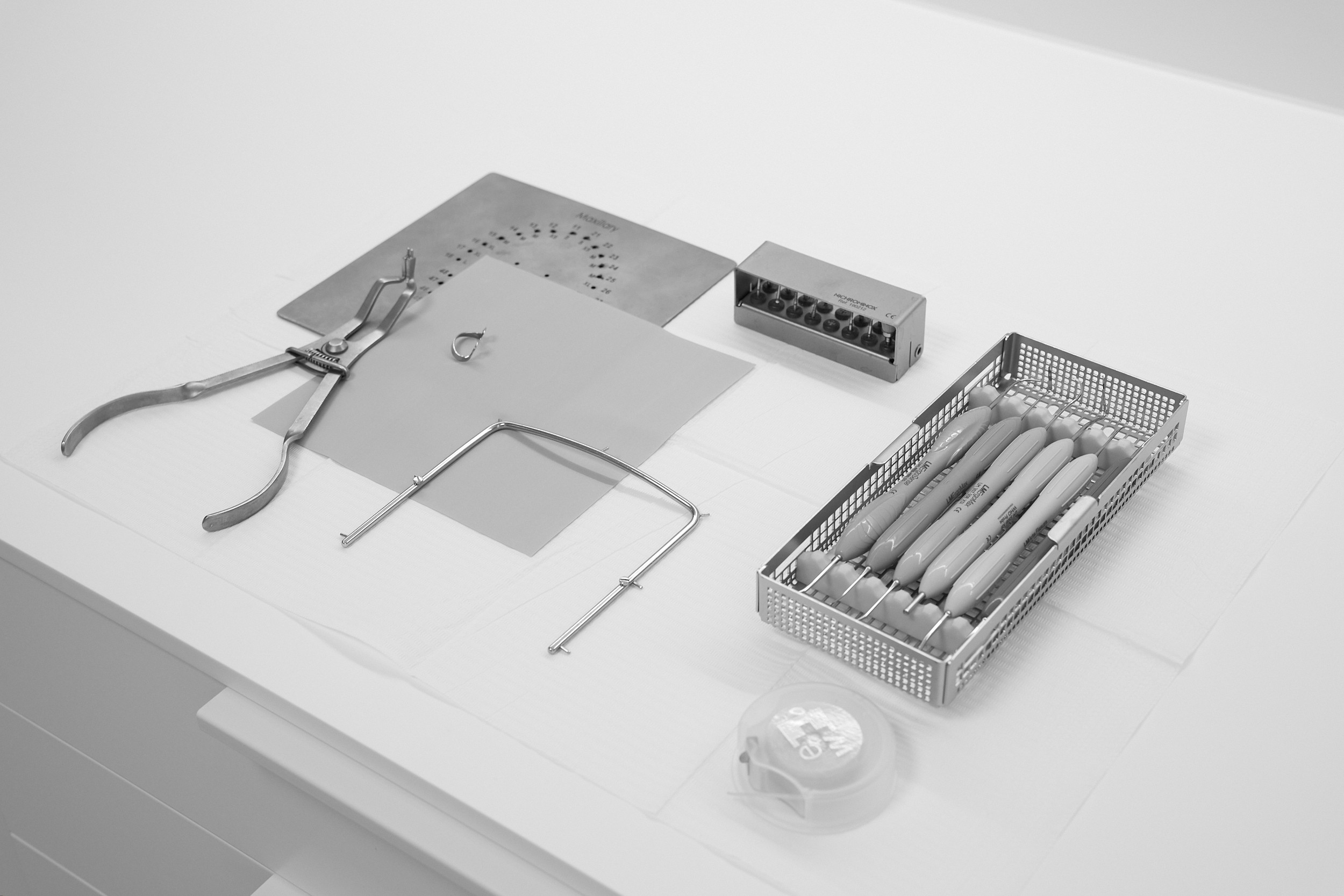 Zahnarztwerkzeuge: Zange, Messinstrumente, Fräsen, Aufbewahrungskorb