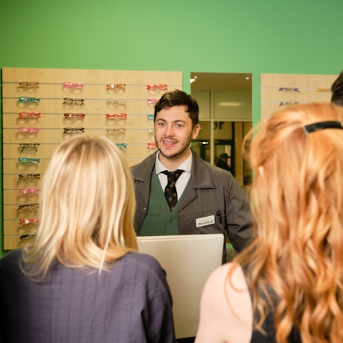 在 Doyle's 眼镜店欢迎客人的 Stamford