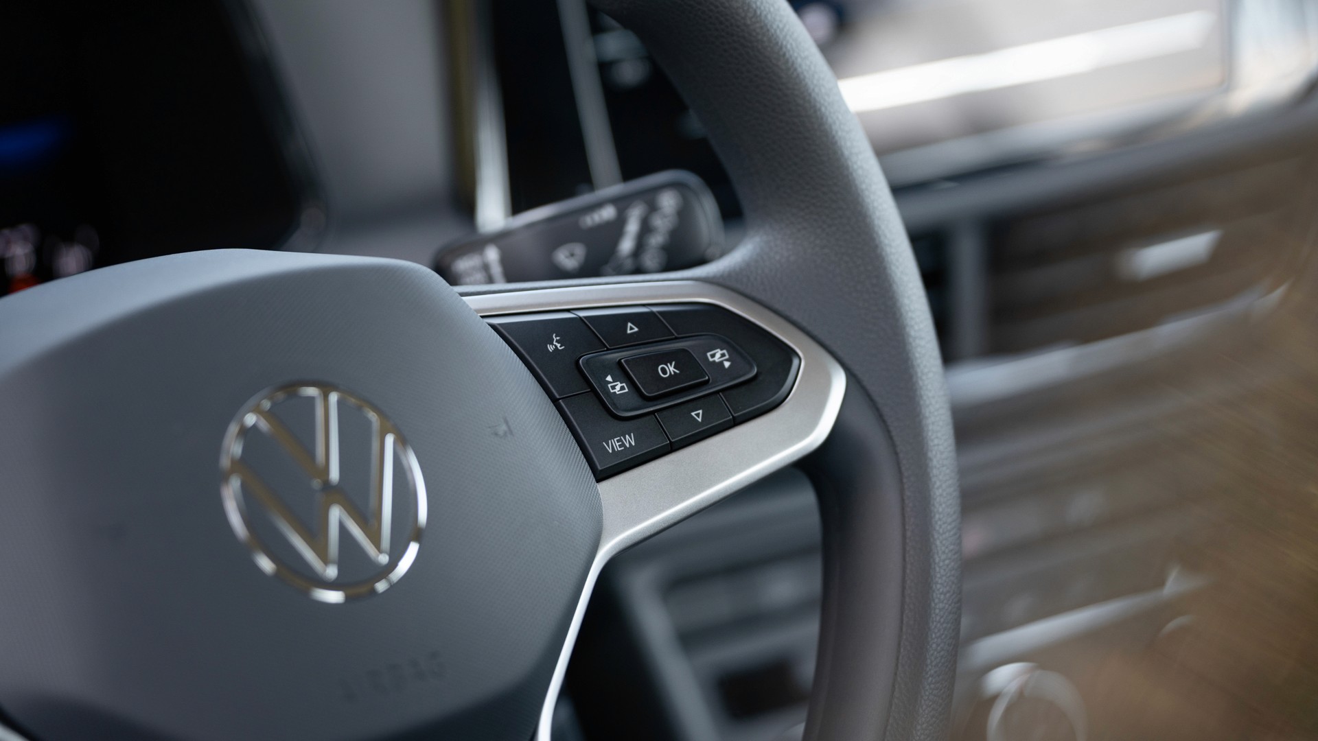 VW T-Roc Innenraum – hochwertige Ausstattung des Fahrschulfahrzeugs.