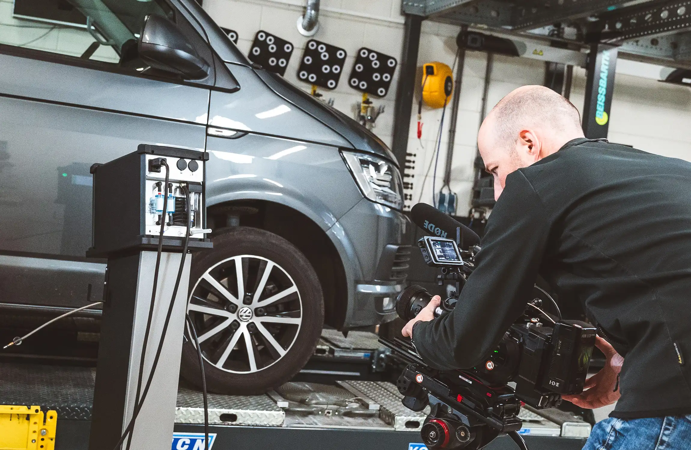 Cameraman van Indall filmt een installatieproces voor een instructievideo, met focus op gedetailleerde opname van de stappen.