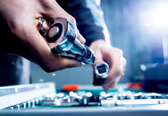Industriemechaniker von Franke + Pahl bei der fachgerechten Wartung einer Maschine mit Spezialwerkzeug – Fokus auf Betriebssicherheit und DGUV-Konformität