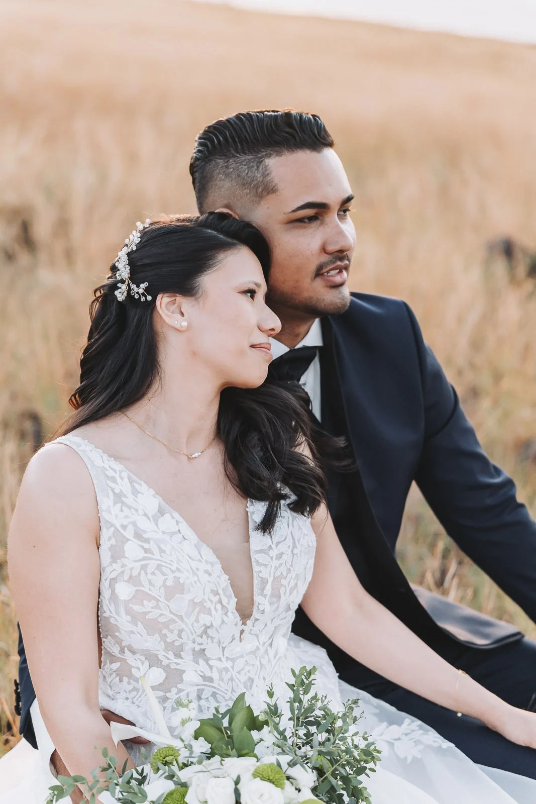 Couple assis dans un champ doré à La Réunion — Photographe Mariage 974