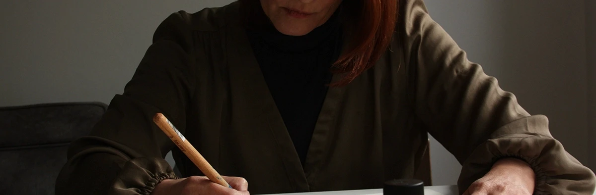 Umjetnica Anita Ibukić ručno ispisuje kaligrafsku levhu – Anita Art