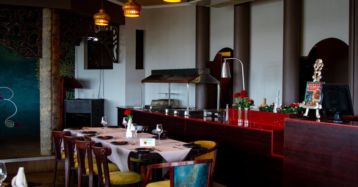 Cozy dining room with stylish decor and ambient lighting in a modern restaurant setting.