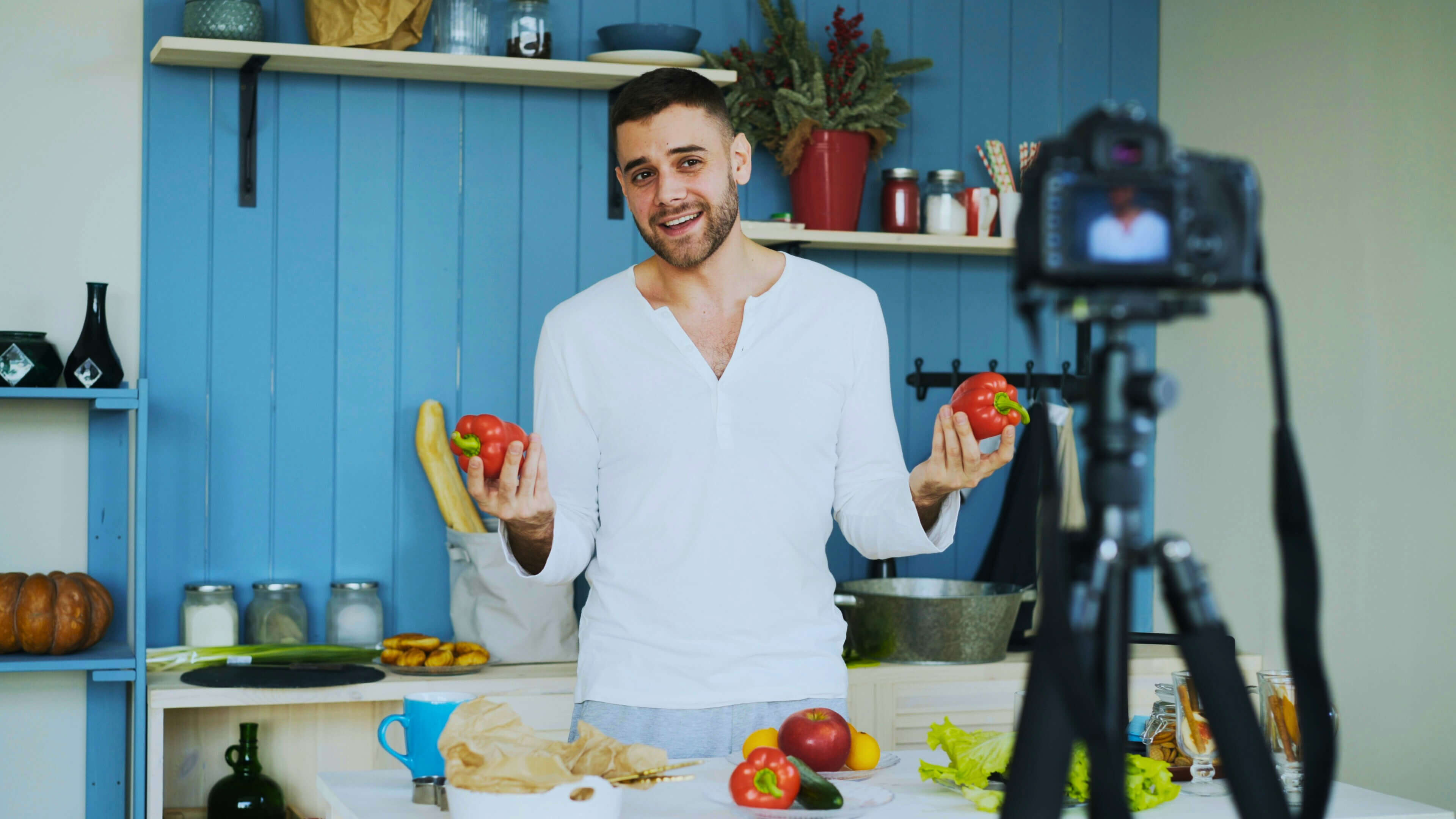 A cooking influencer presenting a recipe while recording content for his culinary channel.