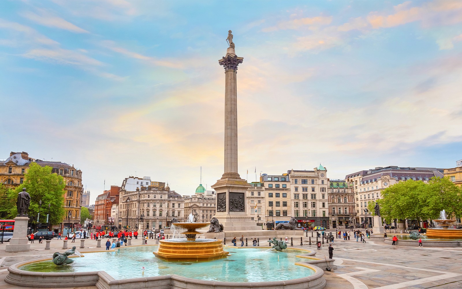 La Colonne de Nelson à Trafalgar Square avec des fontaines et les bâtiments environnants à Londres, Royaume-Uni.