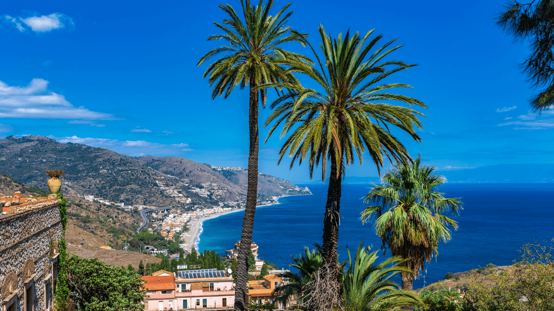 Vue côtière de Sicile avec palmiers et mer bleue, ambiance méditerranéenne propice au reset intérieur