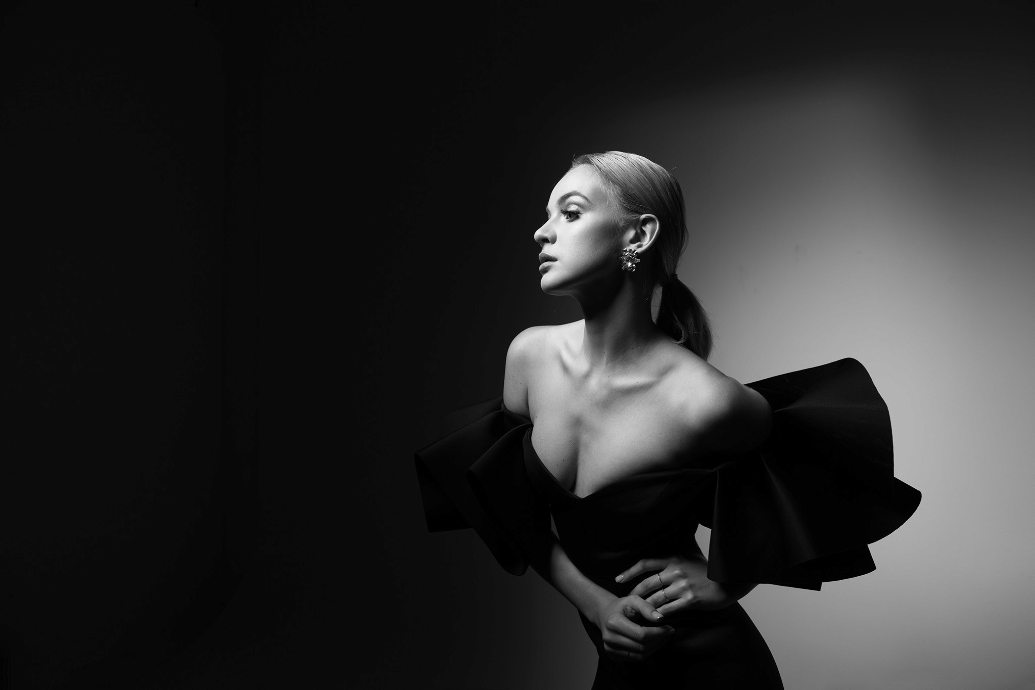 Agnieszka Czyzkowska kobiece sesje fotograficzne Warszawa portret kobiety w czarnej sukni czarno-biale