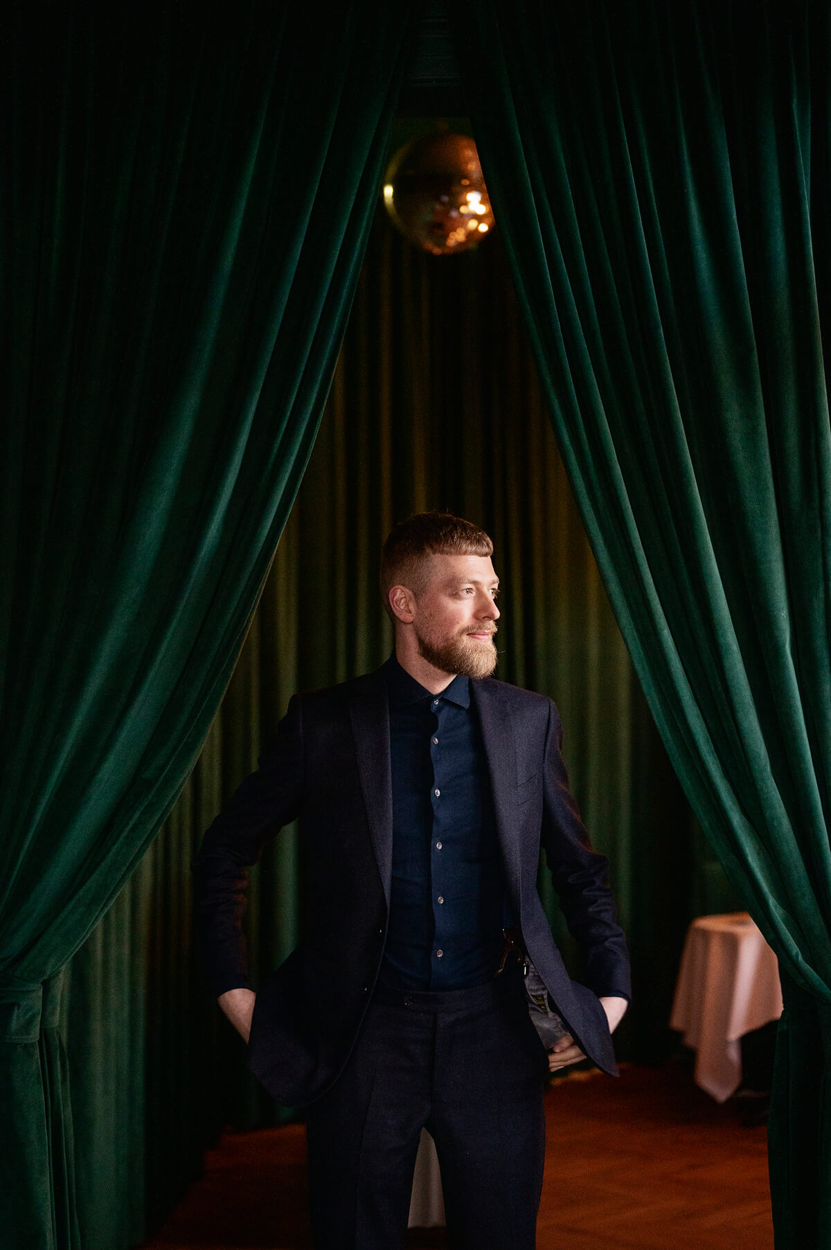 Psykologisk entertainer Mikkel Karlsen foran grønne scenetæpper inden show for Carlsberg