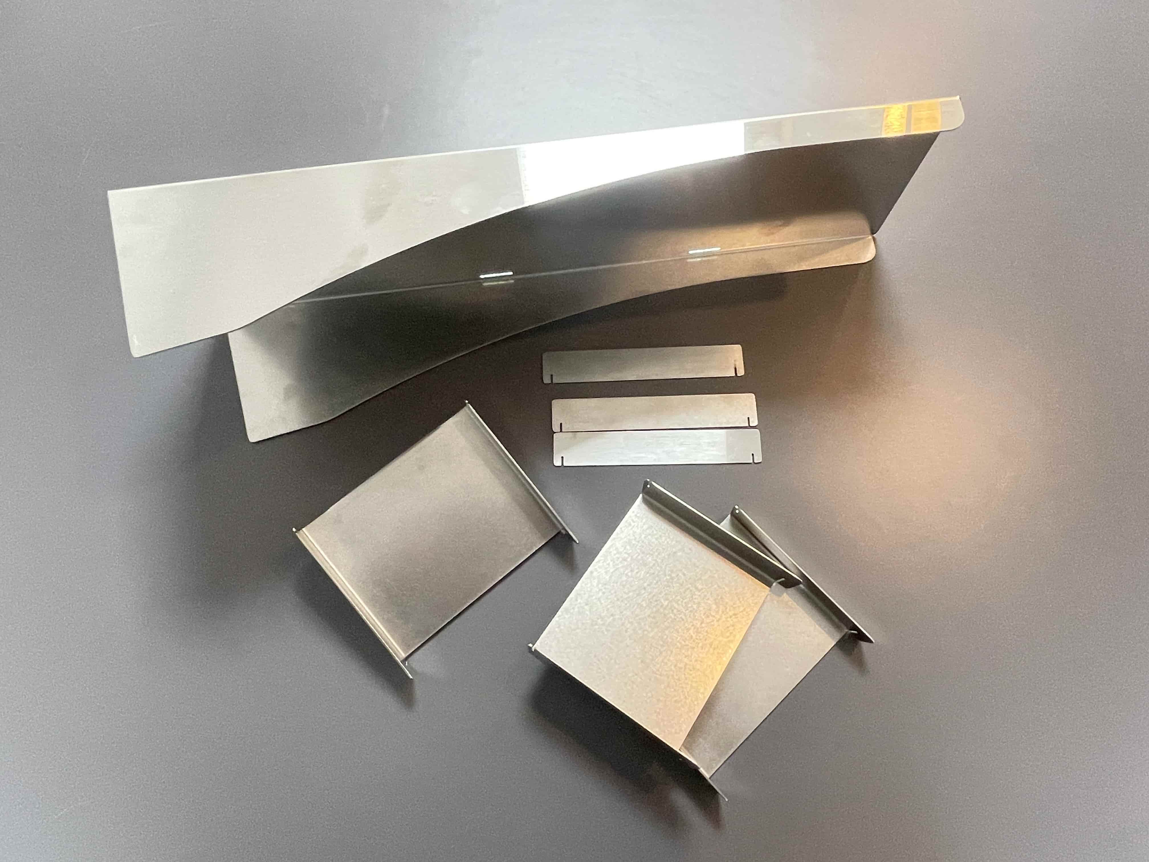 비례와 틈의 조화를 표현한 금속 구조물 설치 뷰 03 – Proportional Gap, Studio Underscore