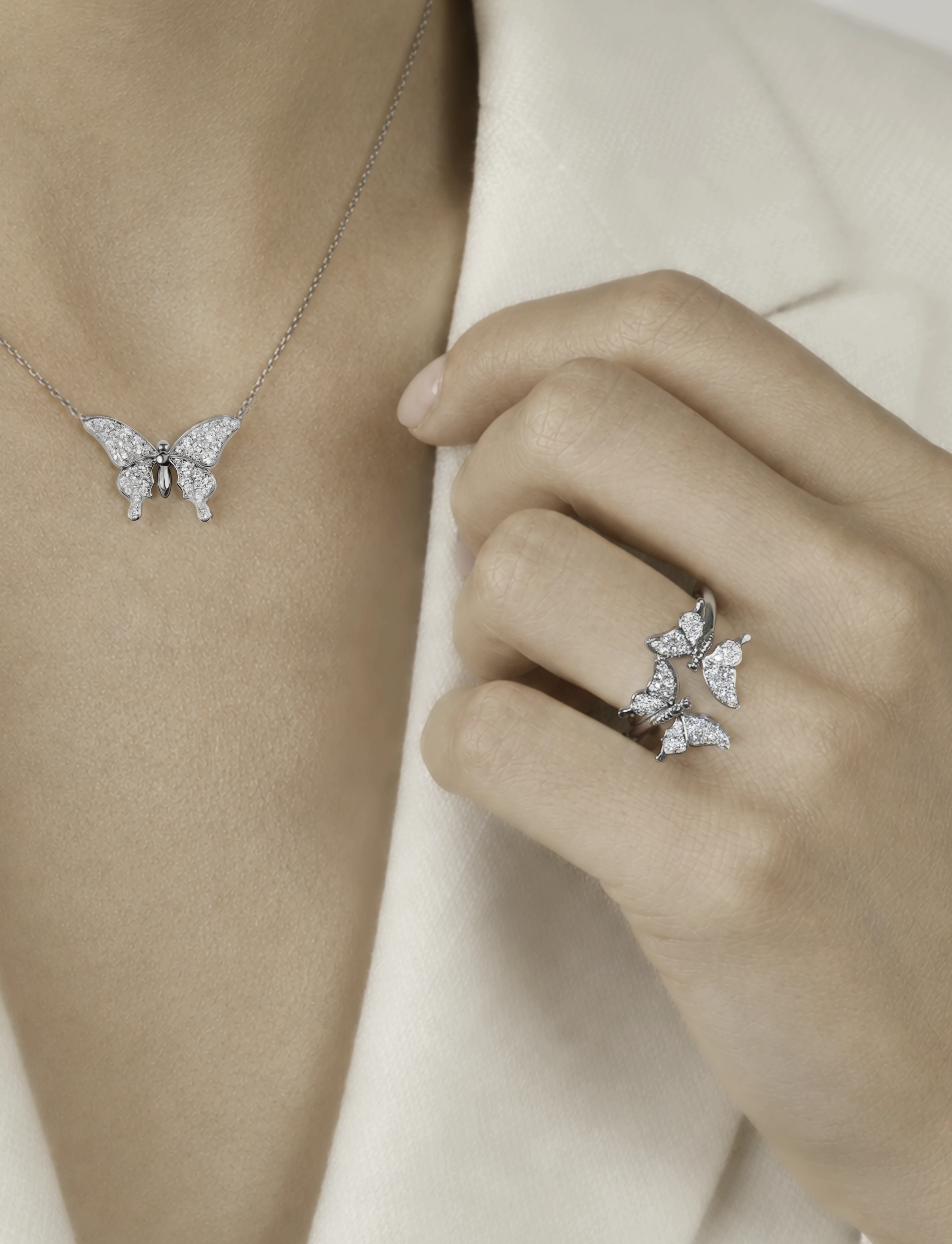 Détail de la Bague Mini Duo Maison Édéenne en or blanc et diamants, motif papillons