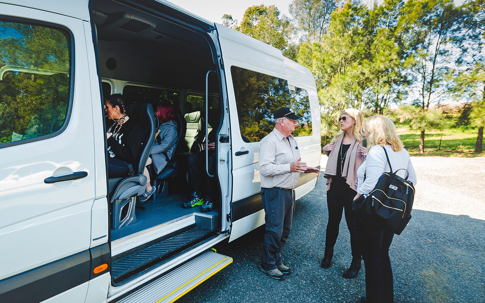 乘坐豪华巴士前往蓝山观光,乘客正在登车。