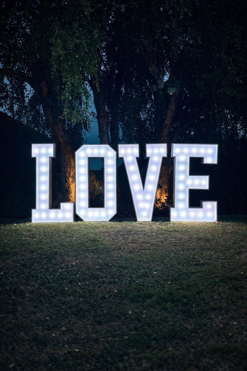 Lettres LOVE géantes lumineuses décoration soirée extérieur