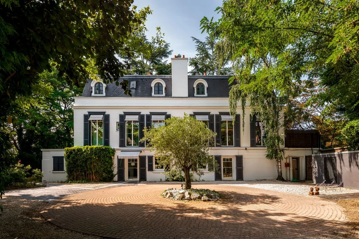 Maison bourgeoise ancienne transformé en restaurant entourée d’arbres – photo patrimoine architectural Marcq En Baroeul, photographe immobilier Nord 2025